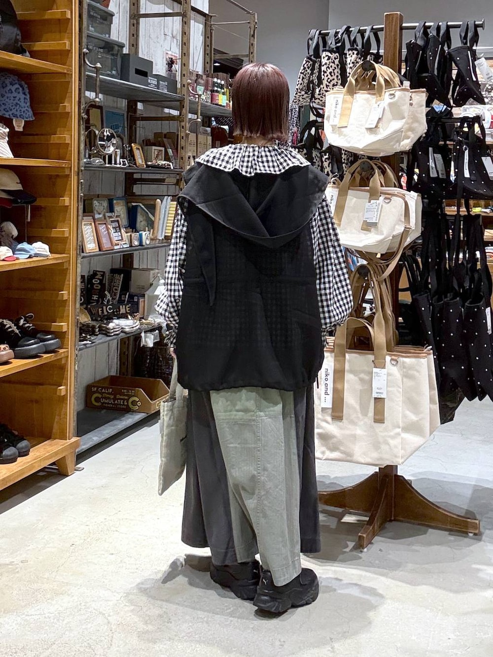 その他のベスト、ブラック系のシャツ/ブラウス、グリーン系のスカートを着用したレディースの春コーディネートの3枚目の写真