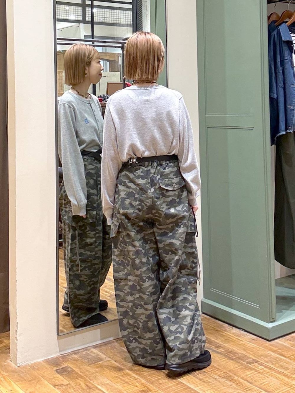 ブラック系のその他シューズ、ブラック系のボディバッグ/ウエストポーチ、グレー系のカーディガン/ボレロを着用したレディースの冬コーディネートの3枚目の写真