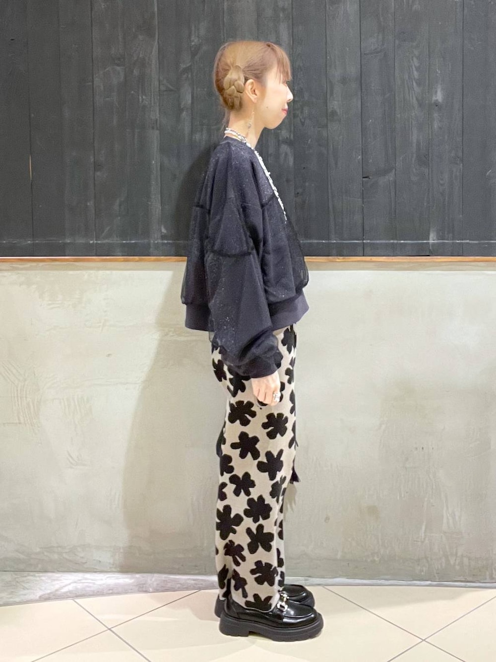 ブラウン系のその他パンツ、ブラック系のローファー、ブラック系のショルダーバッグを着用したレディースの冬コーディネートの2枚目の写真