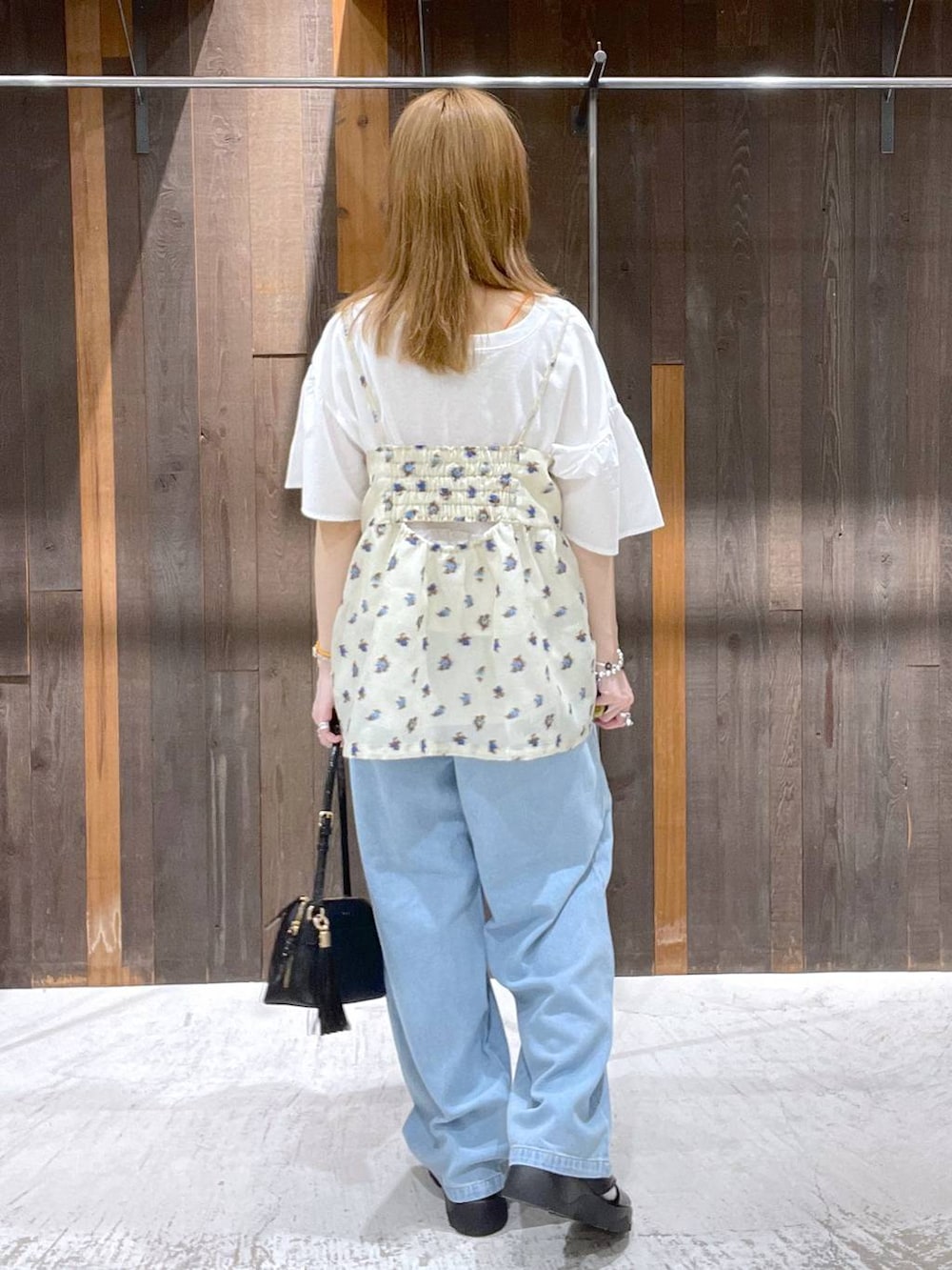 ブラック系のサンダル、ベージュ系のキャミソール、ブラック系のショルダーバッグを着用したレディースの春コーディネートの3枚目の写真