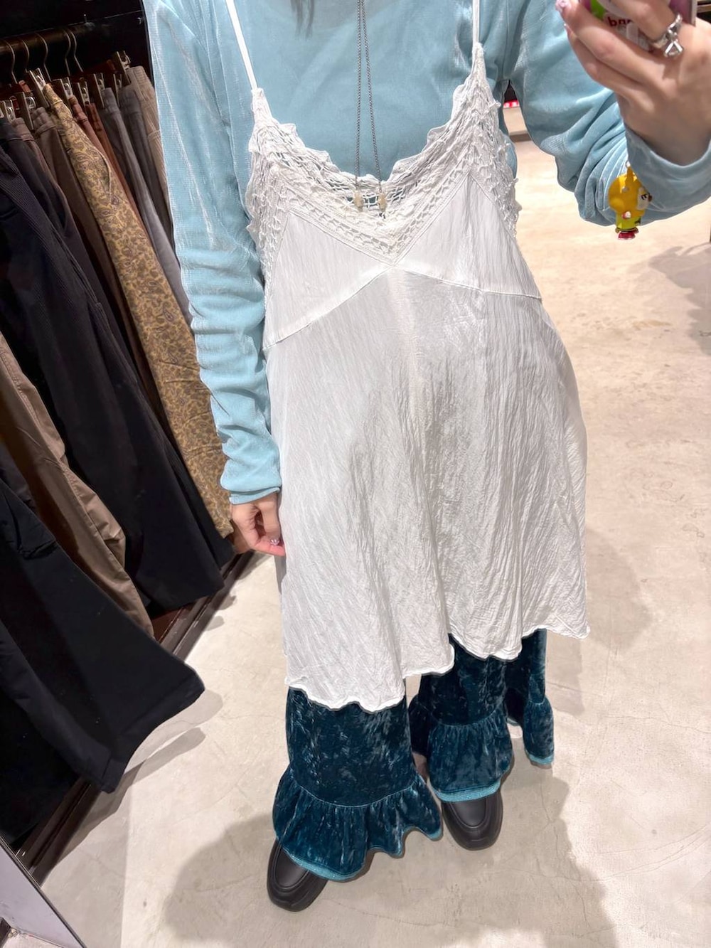 ベージュ系のワンピース、ブルー系のTシャツ/カットソーを着用したレディースの冬コーディネートの3枚目の写真