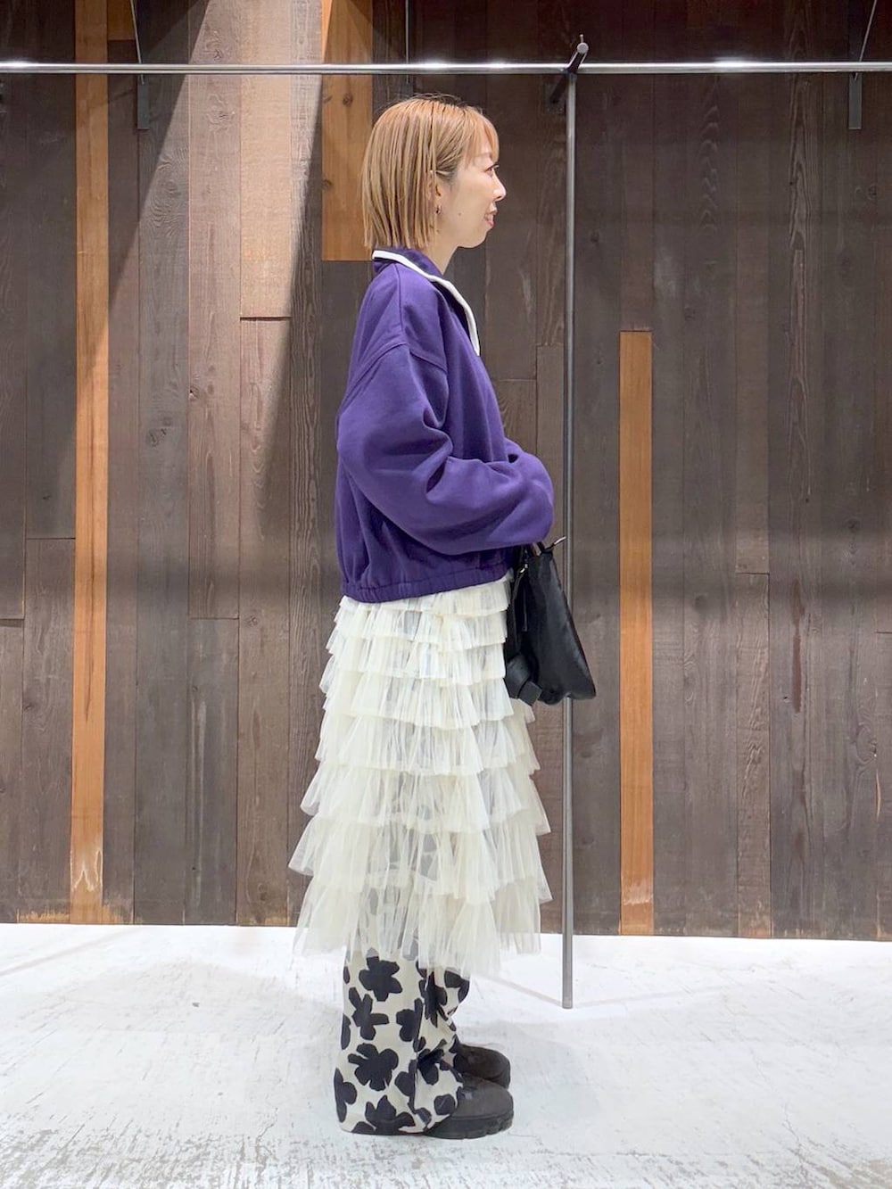 ホワイト系のTシャツ/カットソー、ホワイト系のスカート、ブラック系のショルダーバッグを着用したレディースの冬コーディネートの2枚目の写真