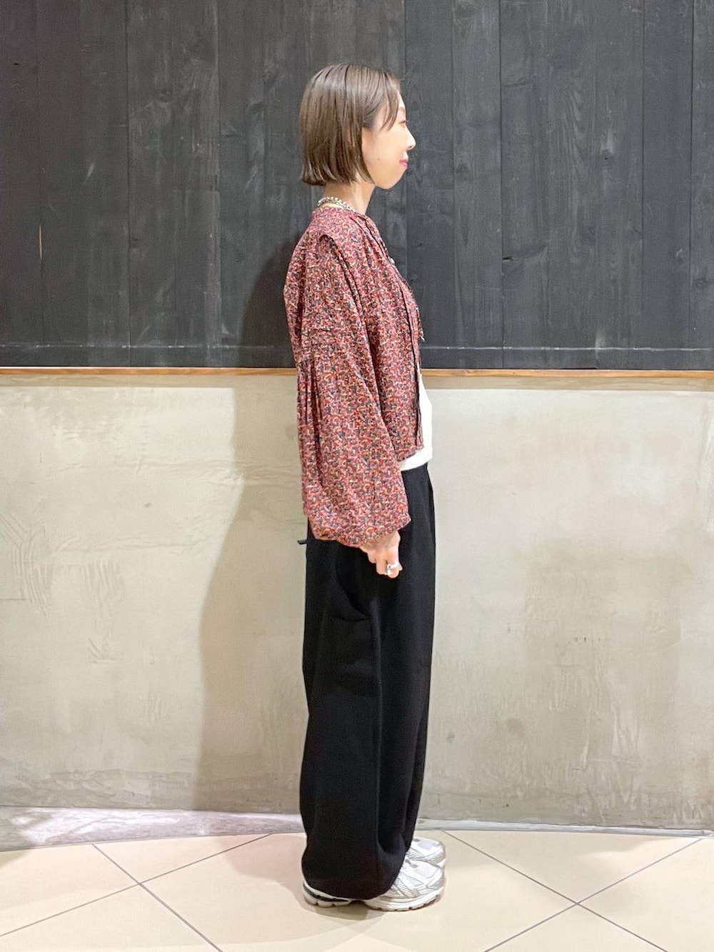 レッド系のシャツ/ブラウス、ブラック系のその他パンツ、ブラック系のショルダーバッグを着用したレディースの秋コーディネートの3枚目の写真