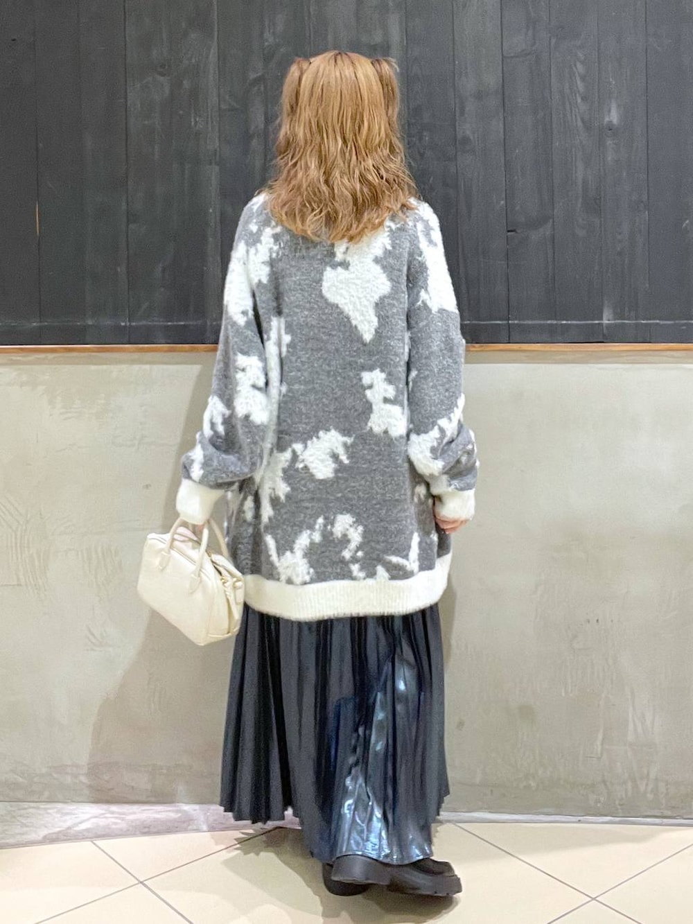 ブラック系のローファー、ベージュ系のショルダーバッグ、ホワイト系のTシャツ/カットソーを着用したレディースの冬コーディネートの3枚目の写真