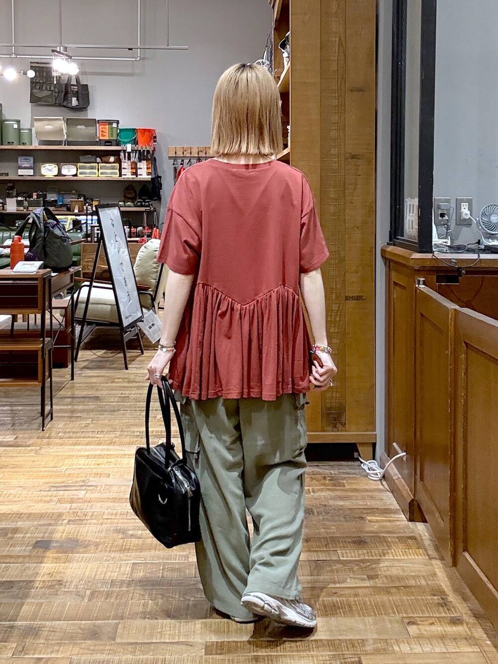 グリーン系のカーゴパンツ、レッド系のTシャツ/カットソーを着用したレディースの夏コーディネートの3枚目の写真