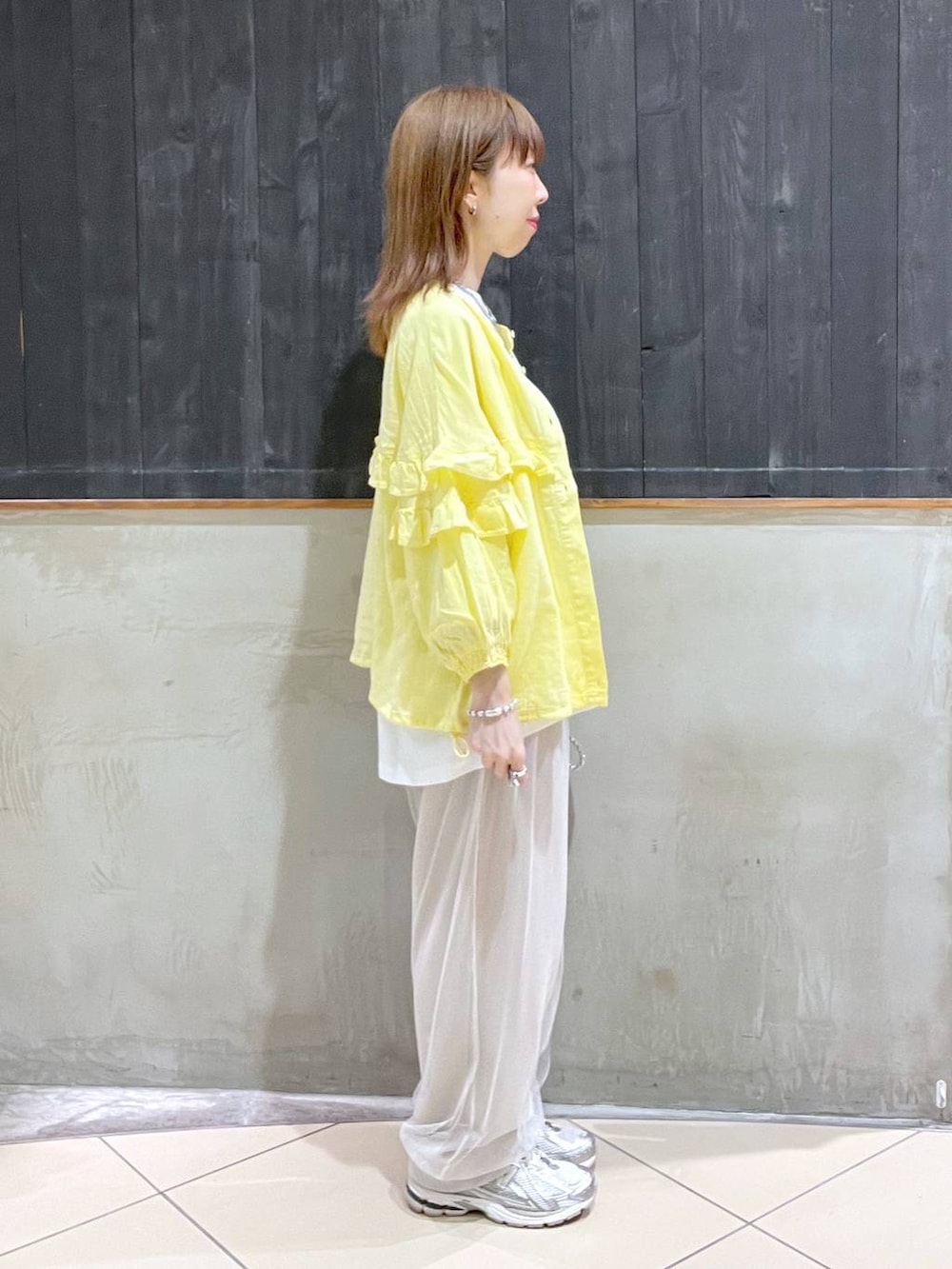 「個性派、ゆったり、カジュアル、ママコーデ、春コーデ、ショルダーバッグ、niko and ...、ブラウス、Tシャツ、デートコーデ、旅行」｜「niko and...のオリジナル2WAYメタリックショルダーバッグ（ショルダーバッグ、グレー系）」を使った、aimiさん（レディース・156cm）の春コーディネートの2枚目の写真