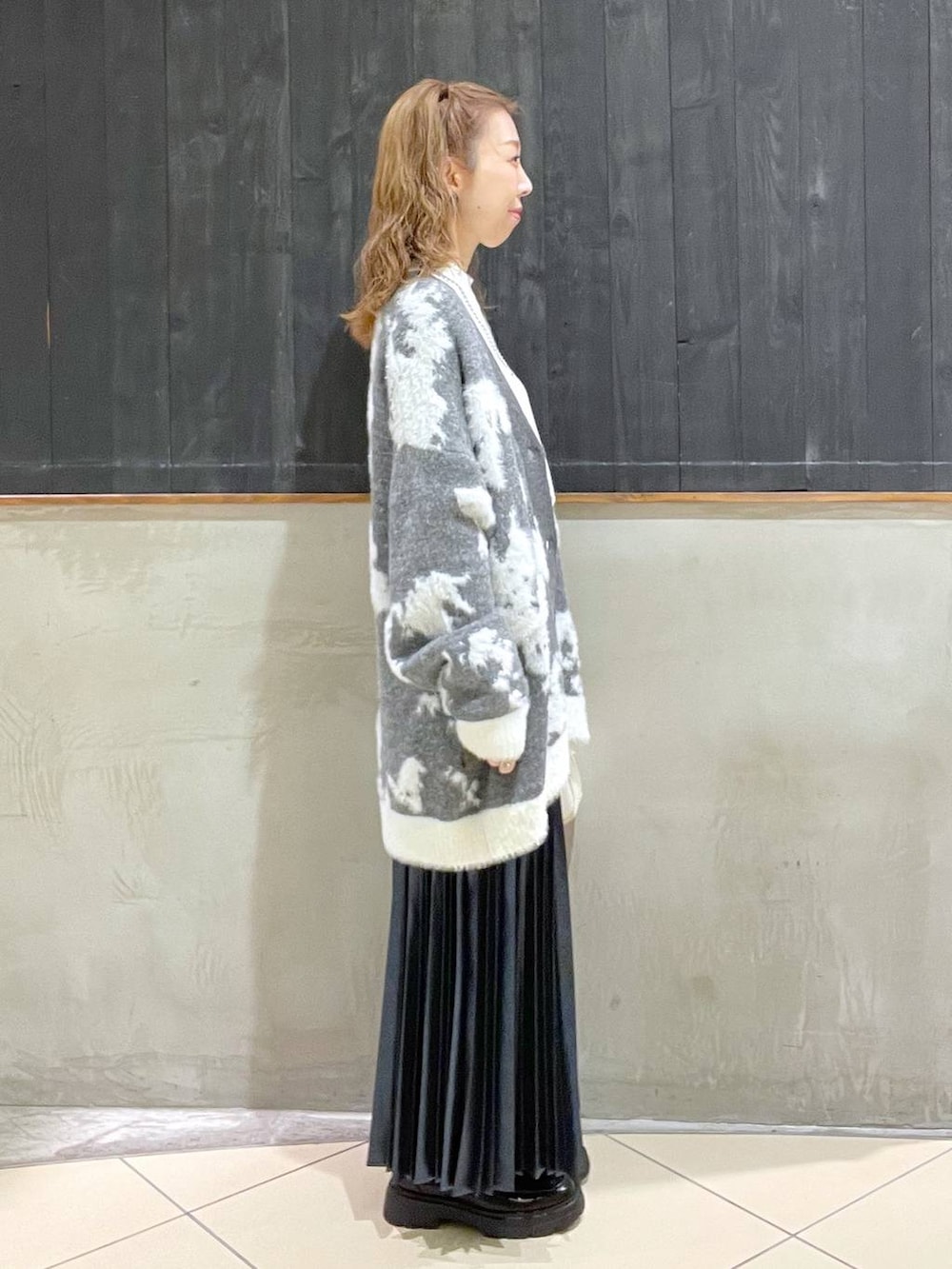 ブラック系のローファー、ベージュ系のショルダーバッグ、ホワイト系のTシャツ/カットソーを着用したレディースの冬コーディネートの2枚目の写真