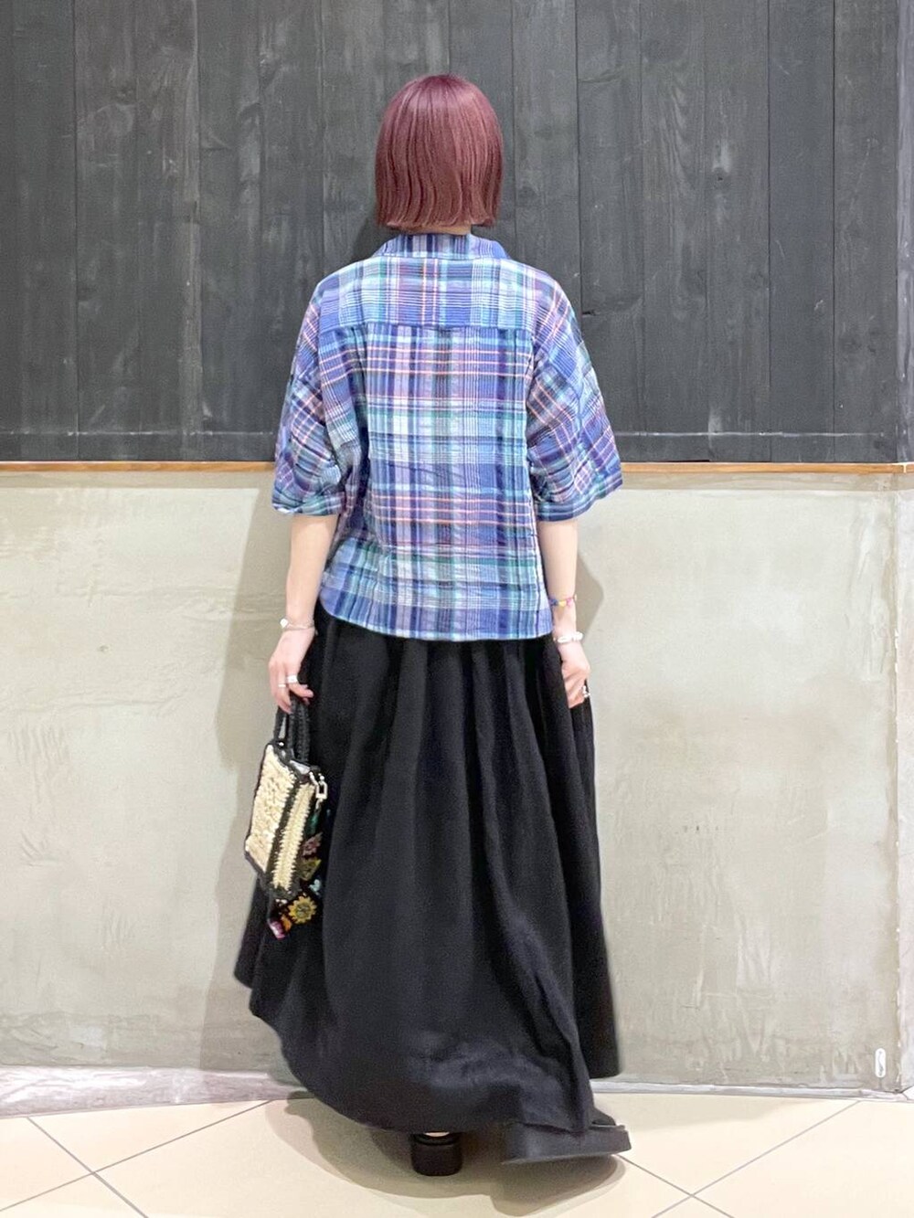 ブラック系のショルダーバッグ、ブラック系のサンダル、ブラック系のスカートを着用したレディースの夏コーディネートの3枚目の写真