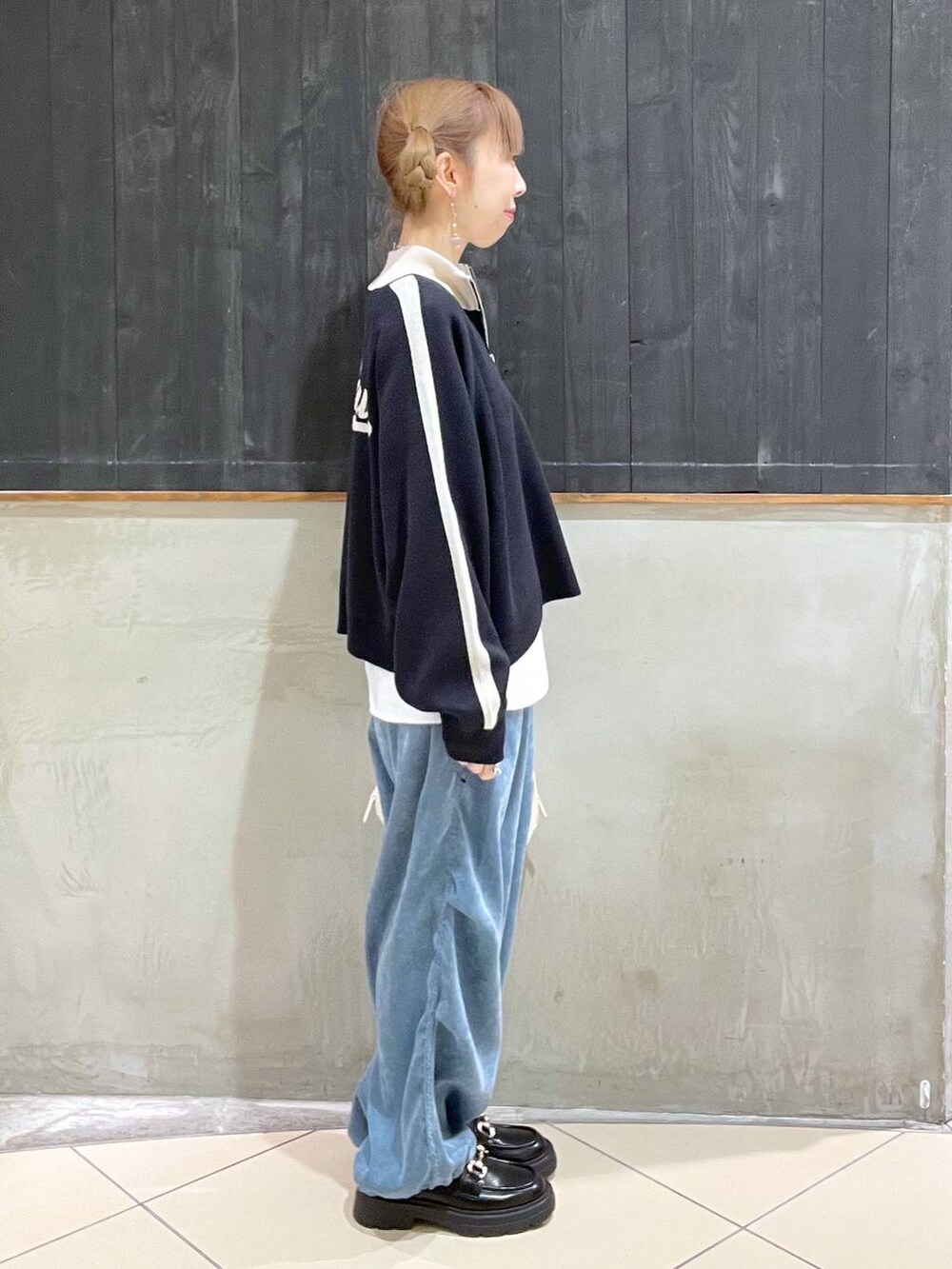 ブラック系のローファー、ベージュ系のショルダーバッグ、ホワイト系のTシャツ/カットソーを着用したレディースの冬コーディネートの2枚目の写真