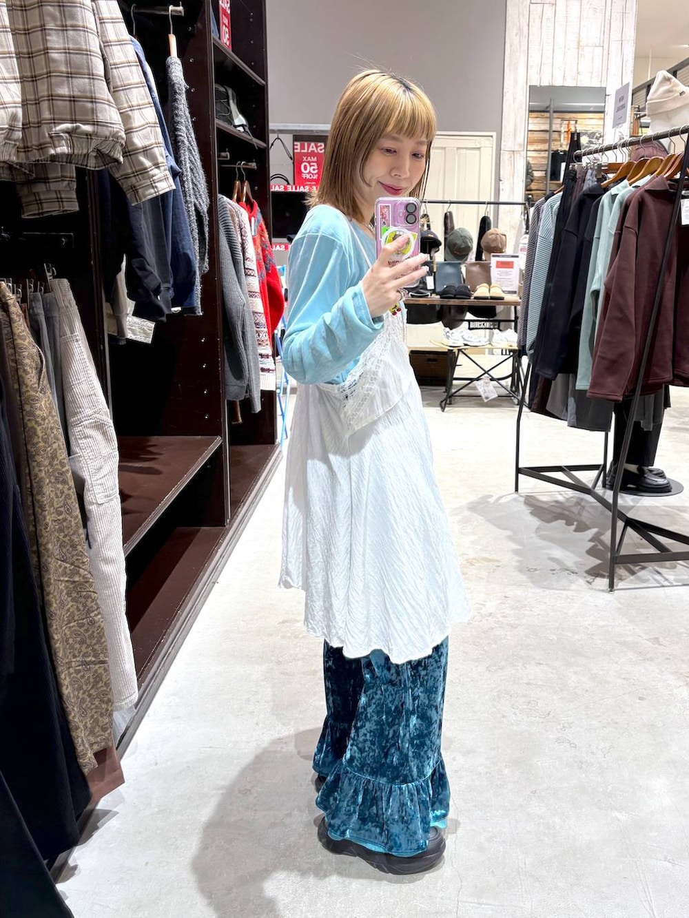 ベージュ系のワンピース、ブルー系のTシャツ/カットソーを着用したレディースの冬コーディネートの2枚目の写真