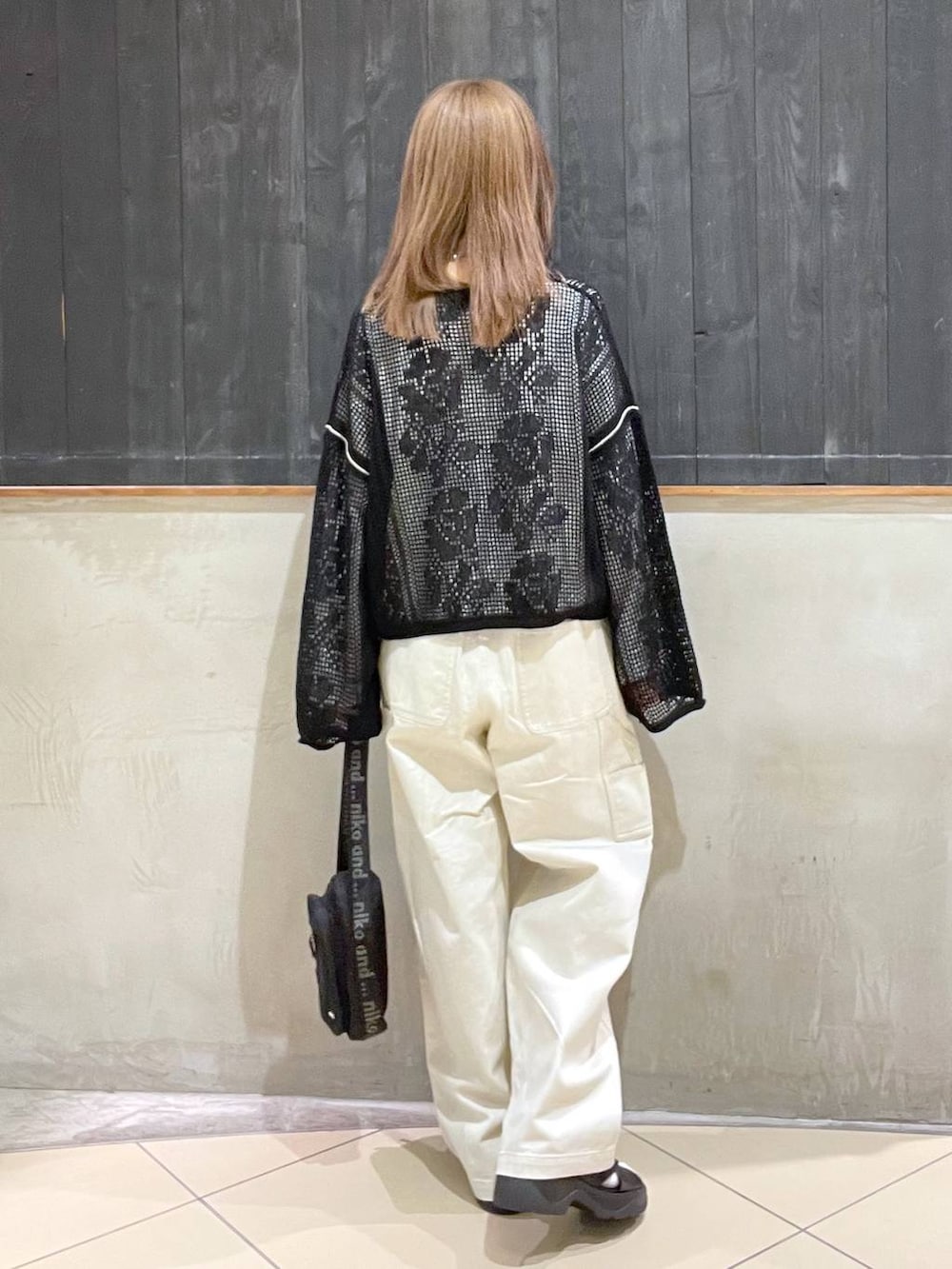 ブラック系のサンダル、ブラック系のニット/セーター、ブラック系のショルダーバッグを着用したレディースの春コーディネートの3枚目の写真