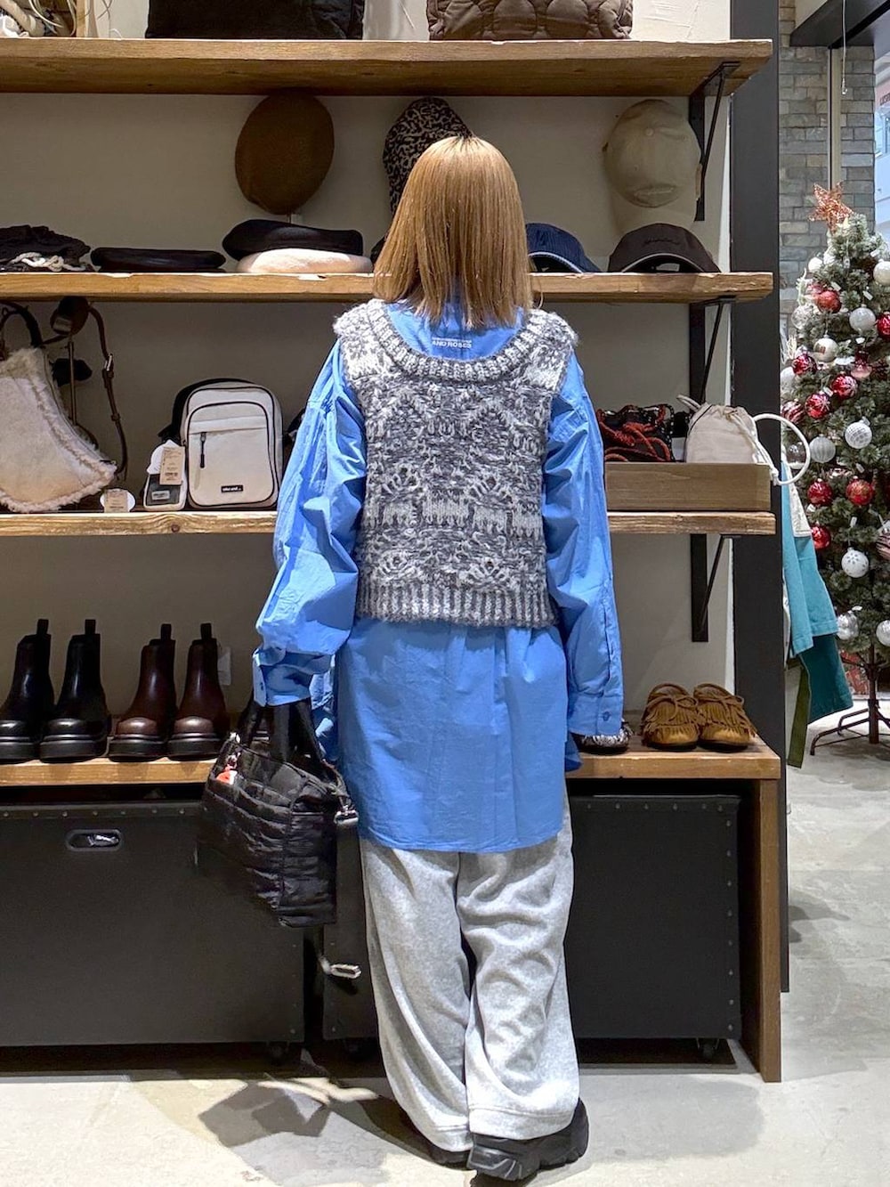 ブルー系のシャツ/ブラウス、グレー系のその他パンツ、ブラック系のトートバッグを着用したレディースの秋コーディネートの3枚目の写真