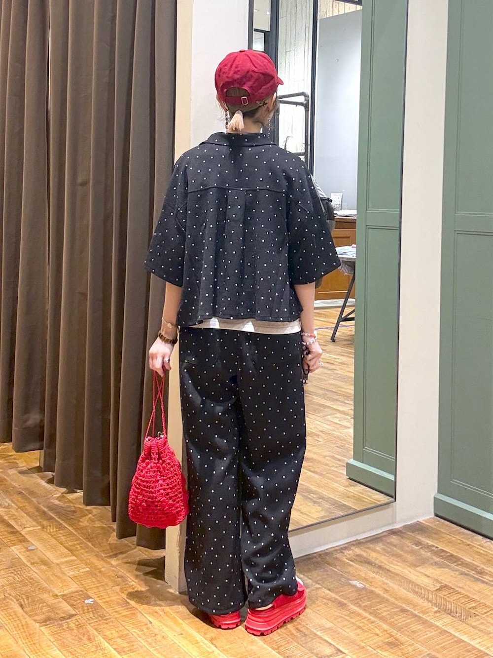 グレー系のシャツ/ブラウス、グレー系のその他パンツ、レッド系のショルダーバッグを着用したレディースの夏コーディネートの3枚目の写真
