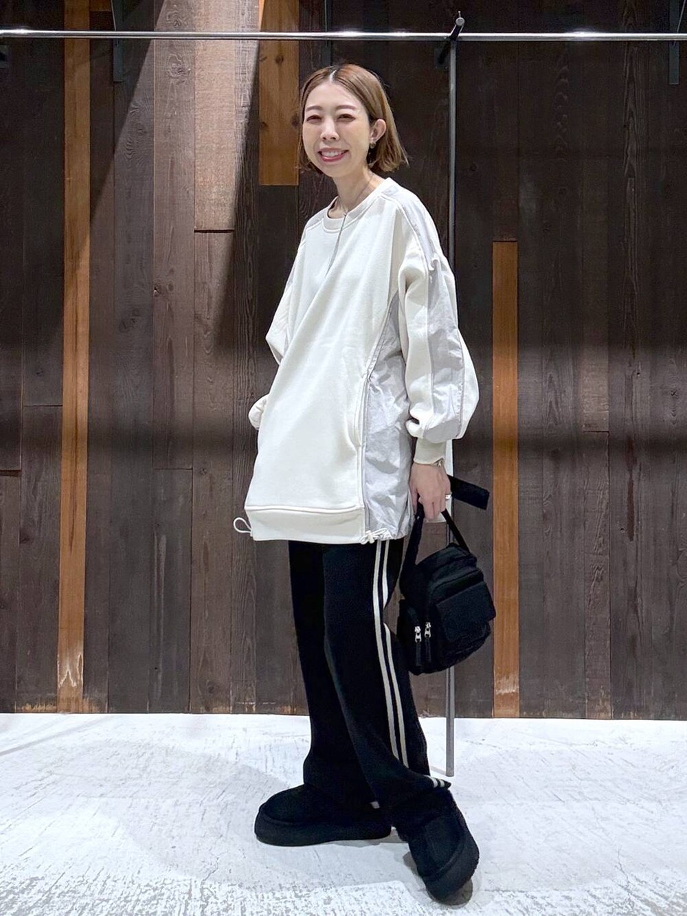「個性派、ゆったり、カジュアル、冬コーデ、オーバーサイズ、ニット、旅行、ママコーデ、ショルダーバッグ、niko and ...、アウター」｜「niko and...のなめらかタッチニットパンツ（その他パンツ、ブラック系）」を使った、aimiさん（レディース・156cm）の秋コーディネートの4枚目の写真