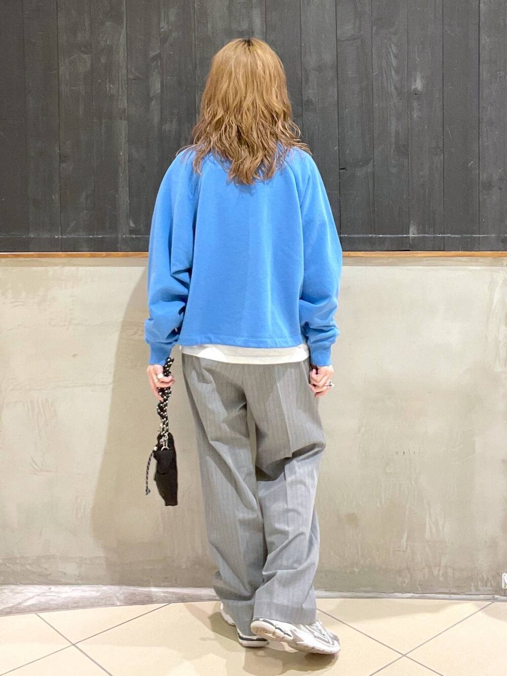 ブラック系のショルダーバッグ、ホワイト系のTシャツ/カットソー、ブルー系のスウェットを着用したレディースの春コーディネートの3枚目の写真