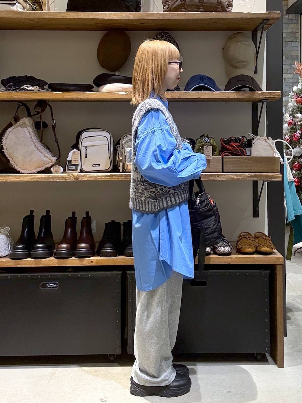 ブルー系のシャツ/ブラウス、グレー系のその他パンツ、ブラック系のトートバッグを着用したレディースの秋コーディネートの2枚目の写真