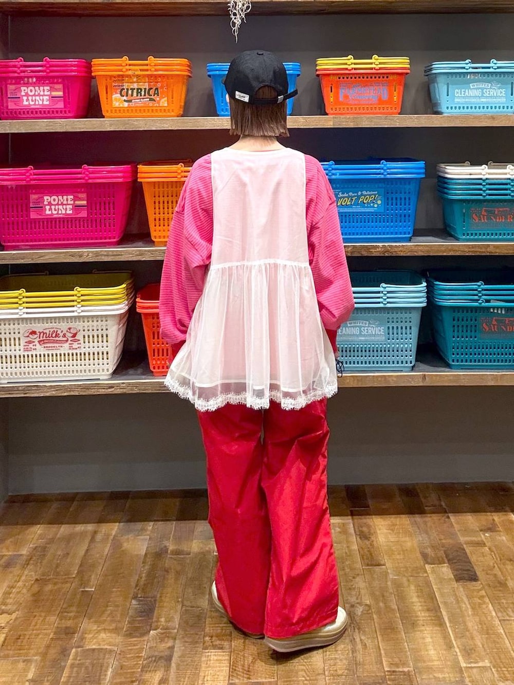 ベージュ系のスニーカー、ホワイト系のベスト、ブラック系のボディバッグ/ウエストポーチを着用したレディースの春コーディネートの3枚目の写真