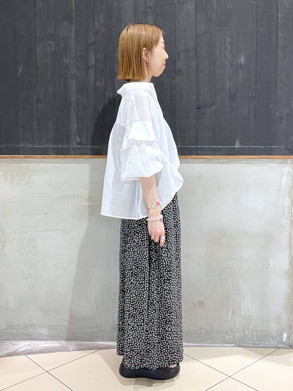 ブラック系のショルダーバッグ、ブラック系のサンダル、ブラック系のキャミソールを着用したレディースの夏コーディネートの2枚目の写真