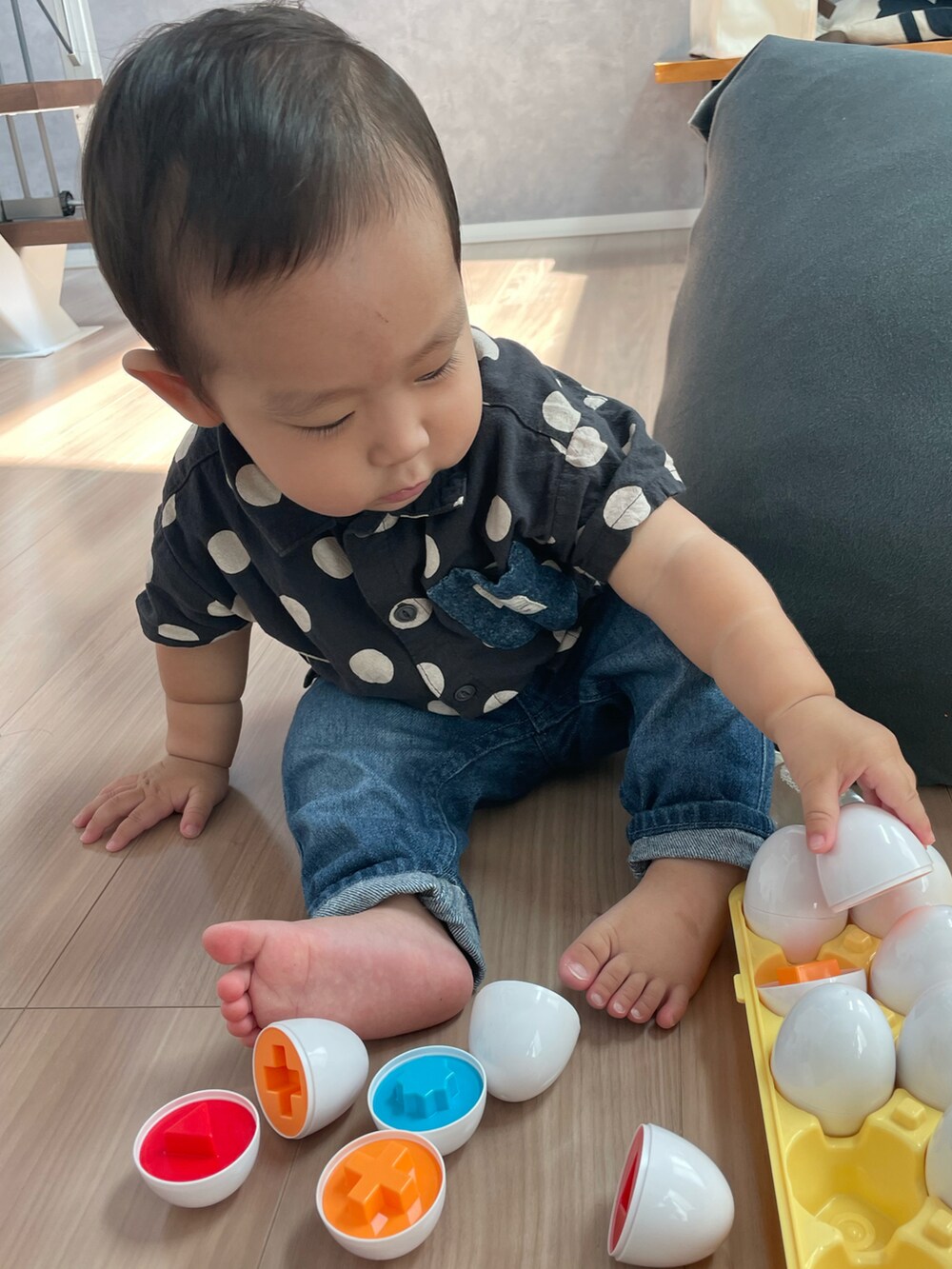 ブラック系のトップス、ブルー系のパンツ、ブルー系のシューズを着用したキッズの秋コーディネートの3枚目の写真