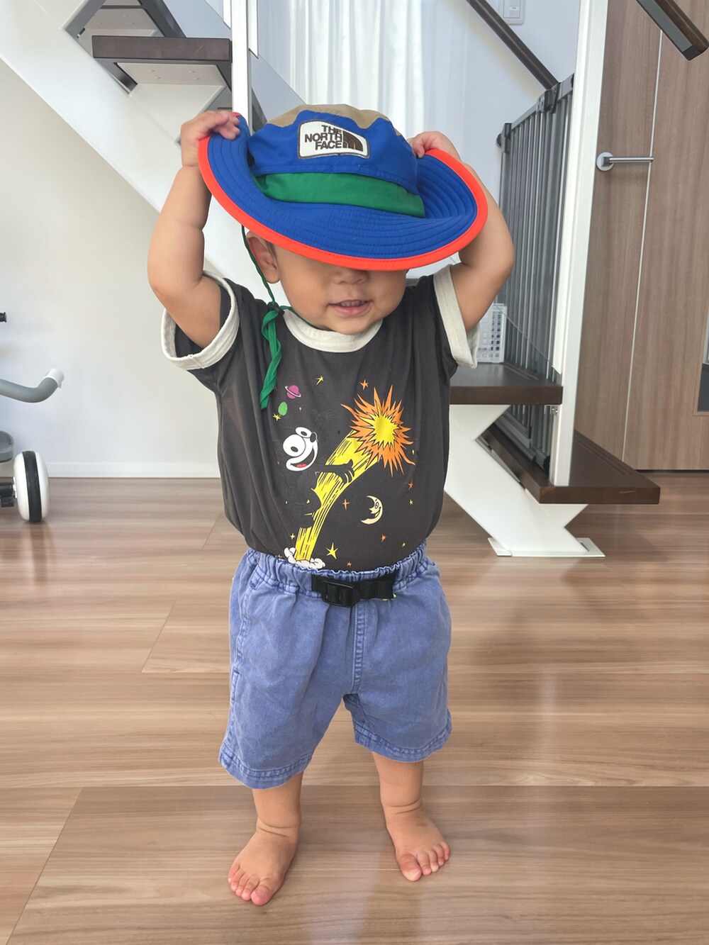 ブラック系のTシャツ/カットソー、パープル系のパンツ、その他のハットを着用したキッズの秋コーディネートの2枚目の写真