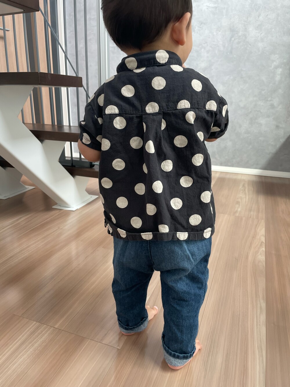 ブラック系のトップス、ブルー系のパンツ、ブルー系のシューズを着用したキッズの秋コーディネートの2枚目の写真