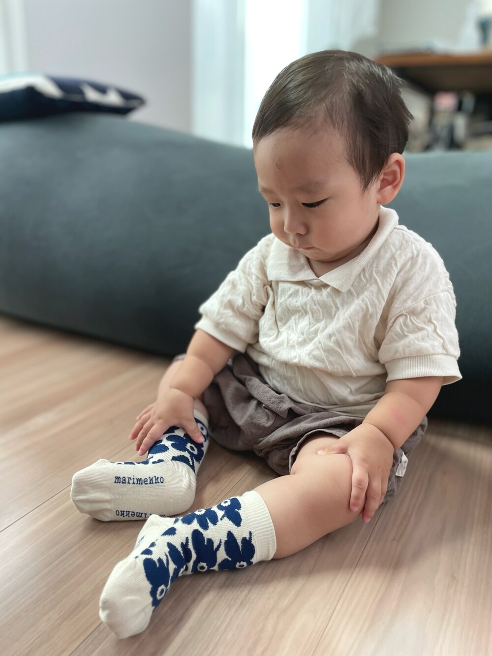 ホワイト系のトップス、ブラウン系のパンツ、ブラック系のシューズを着用したキッズの秋コーディネートの2枚目の写真