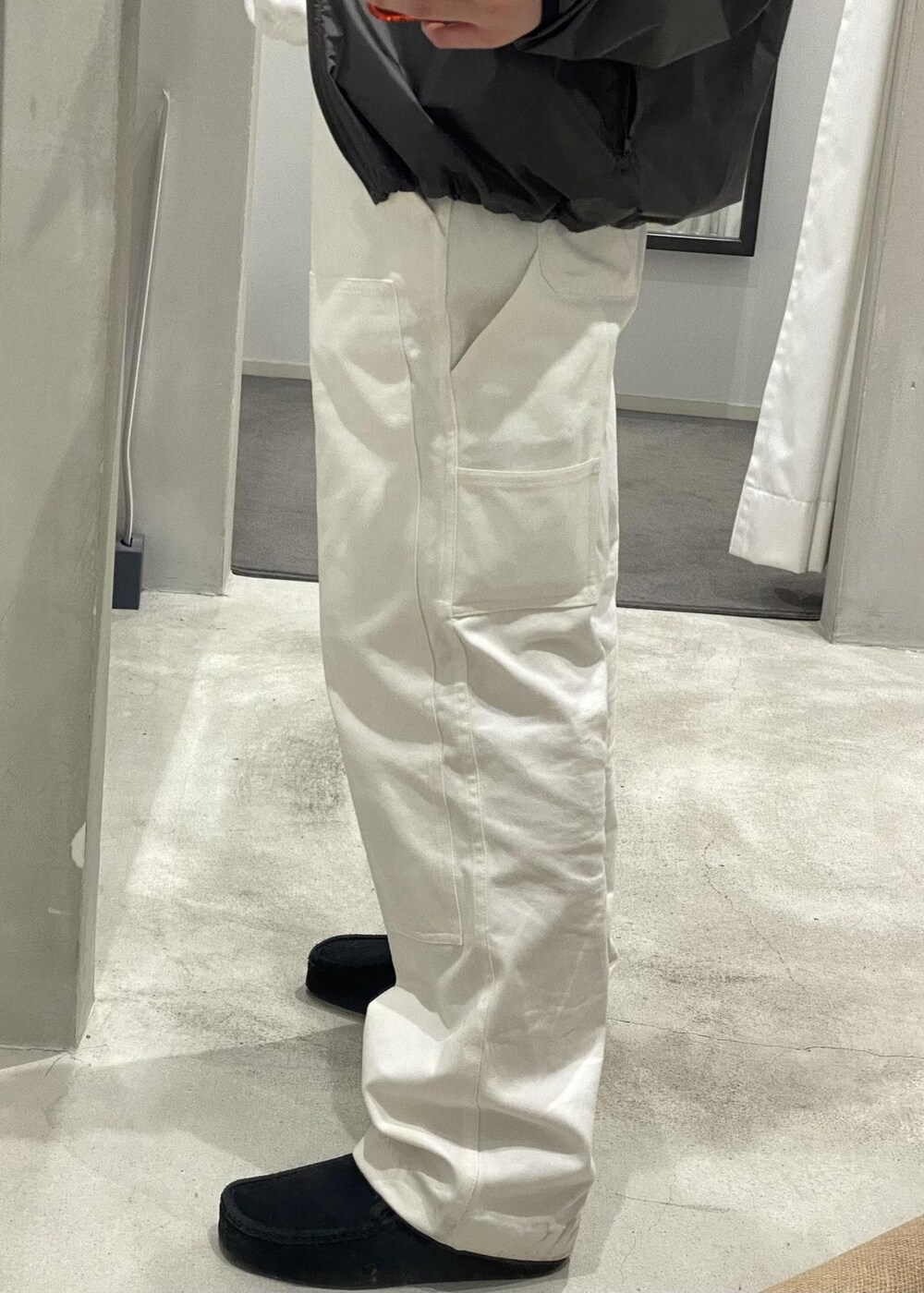 「outfits、カーキ、ホワイトパンツ、Saturdays NYC」｜「Saturdays NYCのAll Terrain Storm Shell（その他アウター、グリーン系）」を使った、yzkさん（レディース・163cm）の冬コーディネートの4枚目の写真