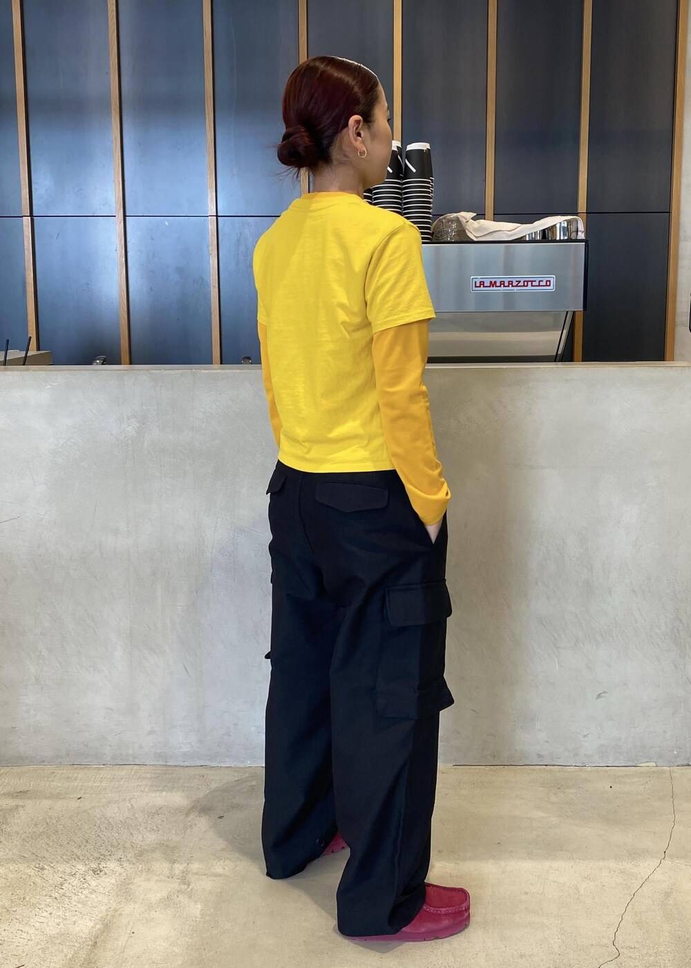 「OOTD、outfits、sporty、初春コーデ、春コーデ、初秋コーデ、秋コーデ、運動会コーデ、お出かけコーデ、旅行コーデ、アウトドアコーデ、フェスコーデ、雨の日コーデ、ジム・トレーニングコーデ、ヨガコーデ」｜「Saturdays NYCのSteff Fitted LS Top（Tシャツ/カットソー、イエロー系）」を使った、yzkさん（レディース・163cm）の秋コーディネートの2枚目の写真