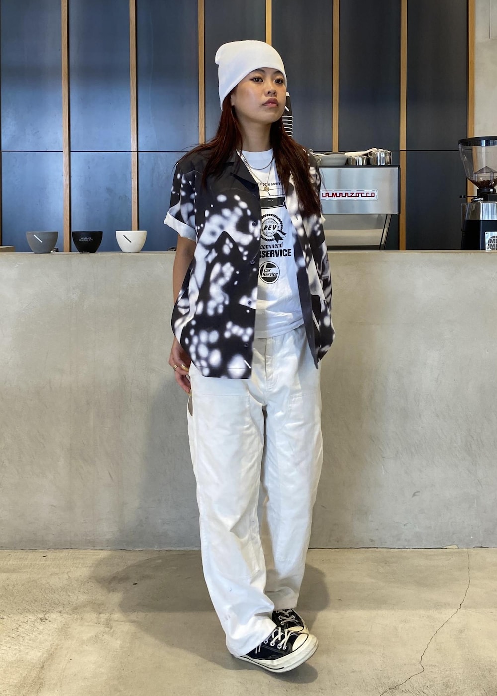「outfits、street、monotone、初夏コーデ、夏コーデ、初秋コーデ、デートコーデ、お出かけコーデ、旅行コーデ、アウトドアコーデ、フェスコーデ、モード、ストリート、パンツスタイル、体型カバー」｜「Saturdays NYCのMorris Carpenter Pant（その他パンツ、ホワイト系）」を使った、yzkさん（レディース・163cm）の夏コーディネートの2枚目の写真