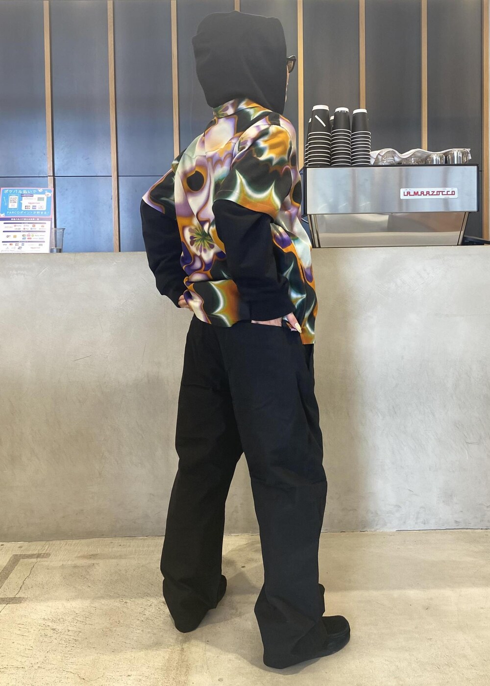 「シャツスタイル、ストリート、ブラックコーデ、Saturdays NYC」｜「Saturdays NYCのDitch Miller Standard Hoodie（パーカー、ブラック系）」を使った、yzkさん（レディース・163cm）の春コーディネートの3枚目の写真