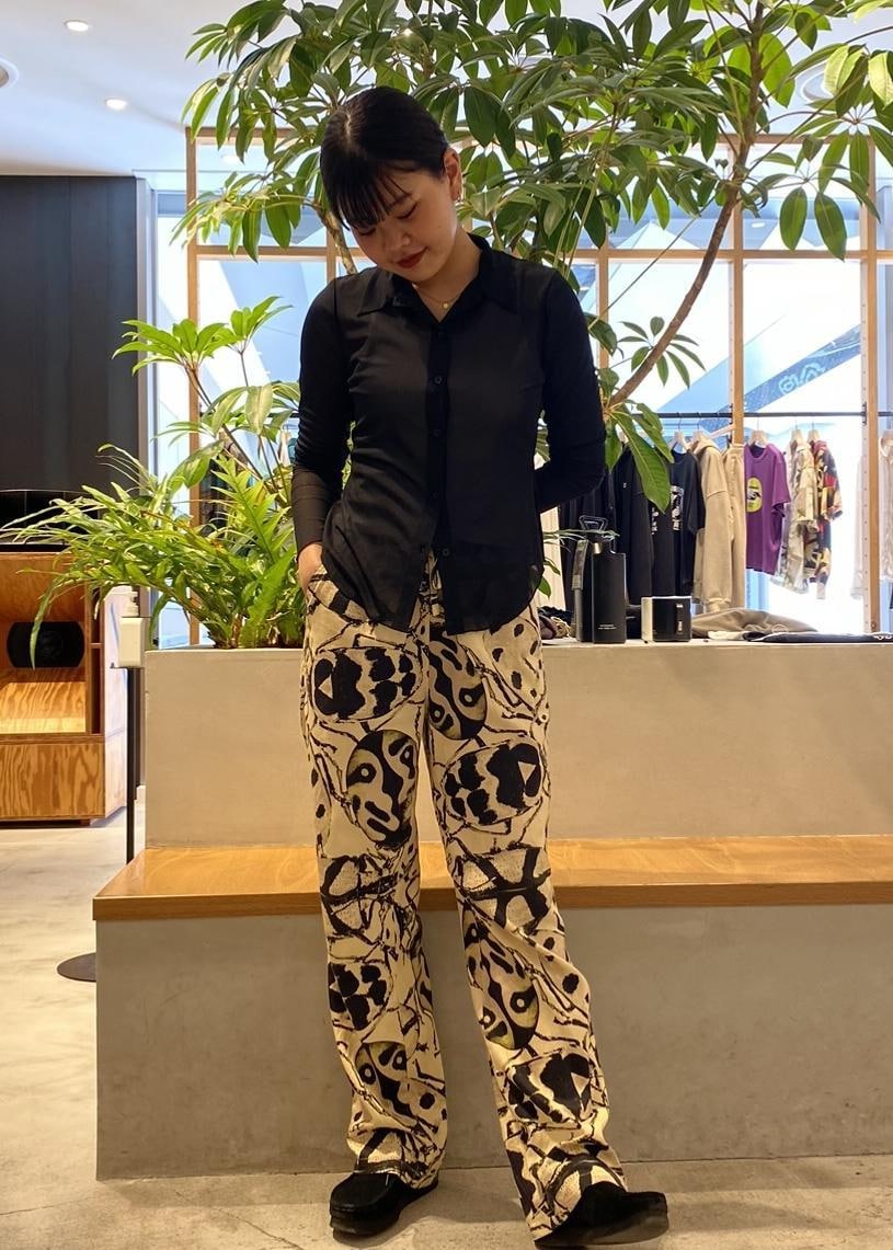 「秋コーデ、シャツスタイル、柄パンツ、カジュアルスタイル、outfit、ootd、shirt、pants、グラフィックパンツ、ootn」｜「Saturdays NYCのREI BEETLE TENCEL PANT（その他パンツ、イエロー系）」を使った、yzkさん（レディース・163cm）の秋コーディネートの2枚目の写真