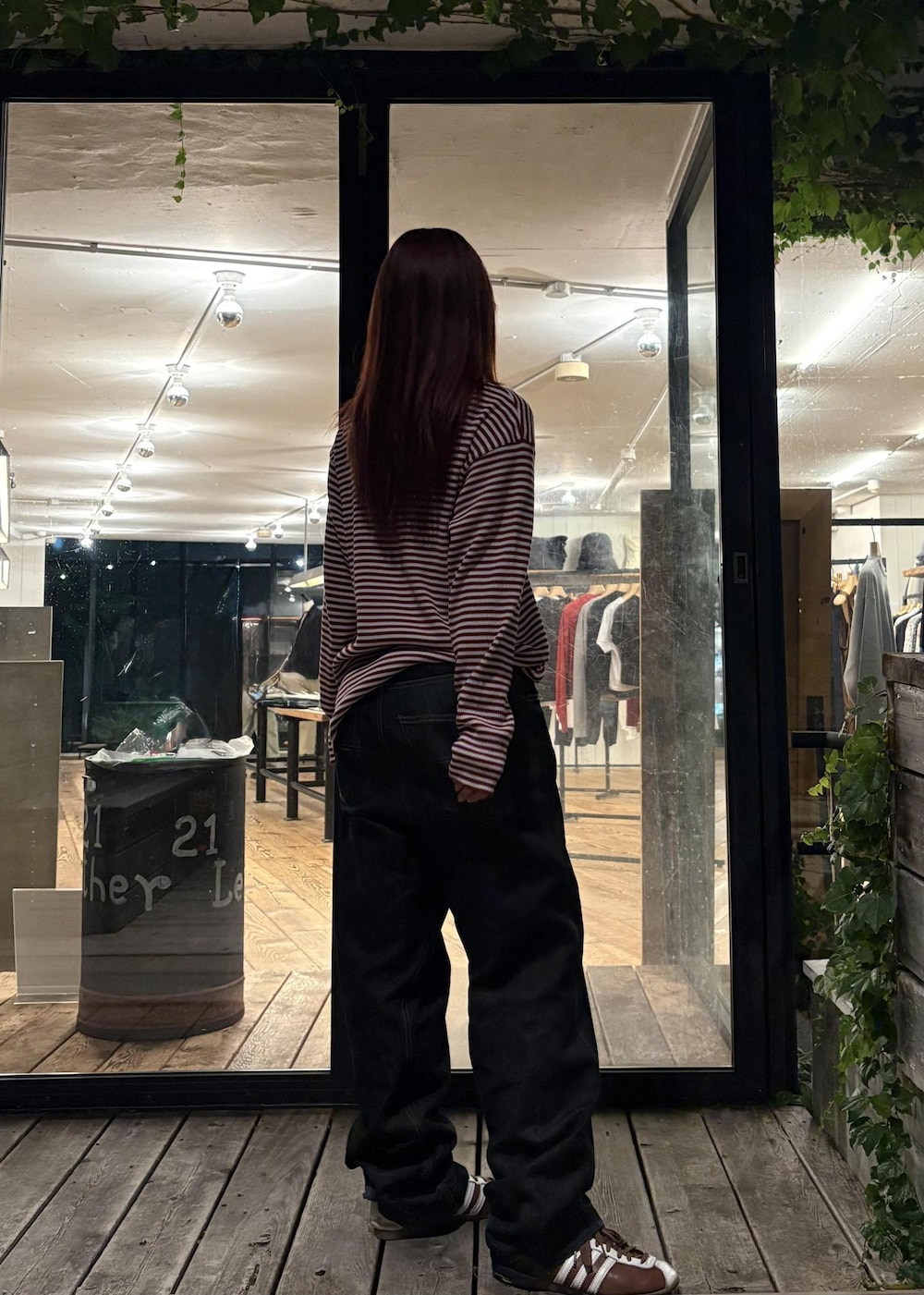 レッド系のTシャツ/カットソーを着用したレディースの秋コーディネートの2枚目の写真