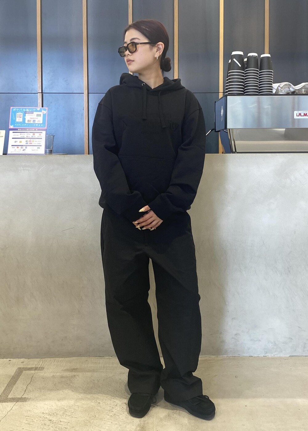 「シャツスタイル、ストリート、ブラックコーデ、Saturdays NYC」｜「Saturdays NYCのDitch Miller Standard Hoodie（パーカー、ブラック系）」を使った、yzkさん（レディース・163cm）の春コーディネートの2枚目の写真