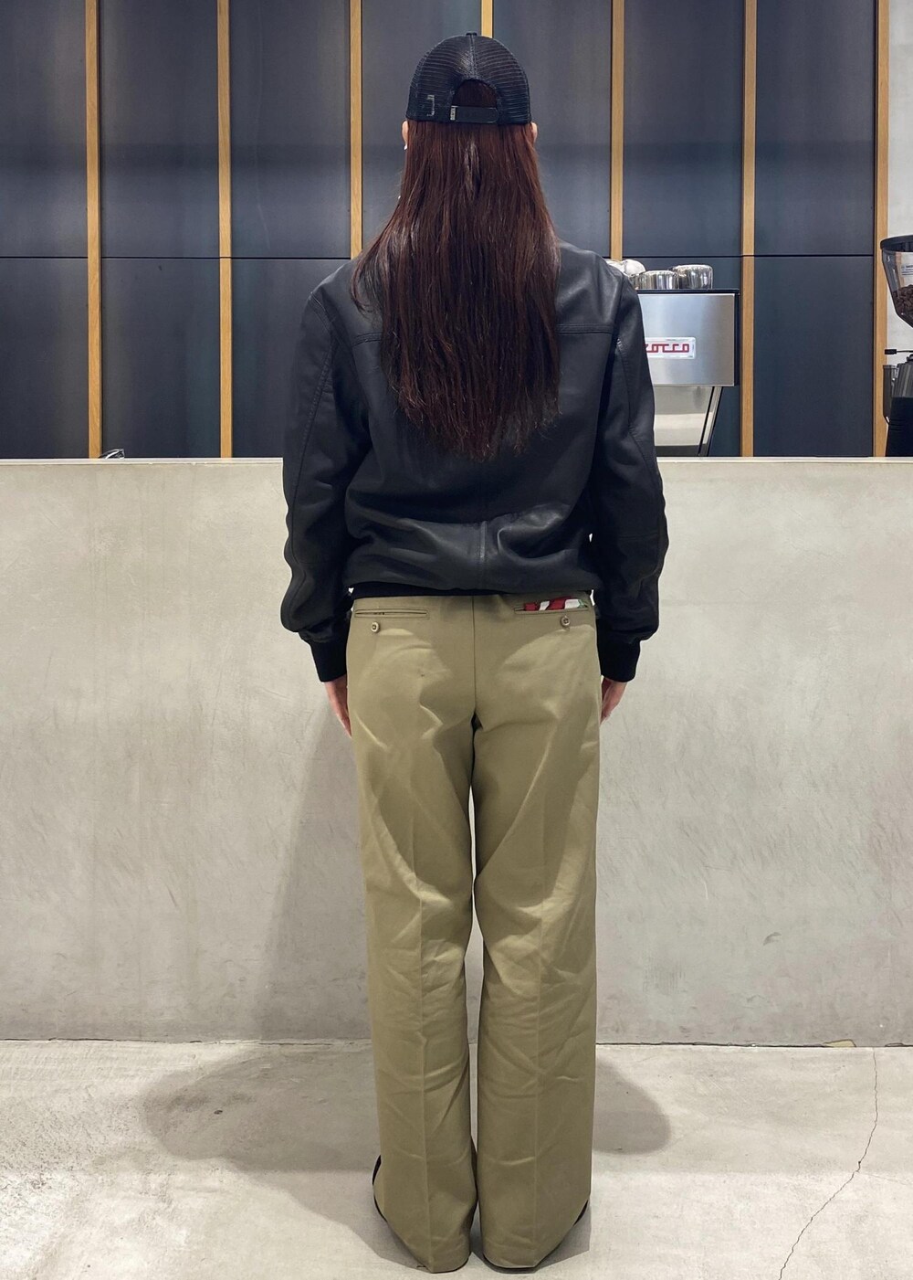 「ootd、outfits、dickeis、cafe、fashion、カフェコーデ、海外スタイル、海外ファッション、初春コーデ、初秋コーデ、秋コーデ、初冬コーデ、冬コーデ、お出かけコーデ、旅行コーデ」｜「Saturdays NYCのSNYC x Dickies 2TACK WIDE（チノパンツ、ベージュ系）」を使った、yzkさん（レディース・163cm）の秋コーディネートの2枚目の写真