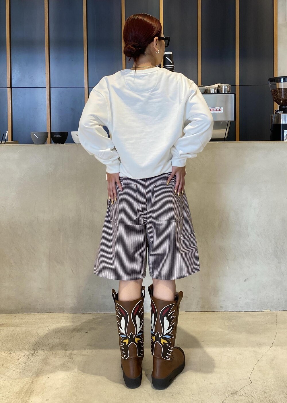 「outfits、brown、ウエスタンブーツ、レインブーツ、ロングブーツ、カウボーイ、ethnic、cowboy、ootd、春コーデ、初秋コーデ、秋コーデ、デートコーデ、お出かけコーデ、旅行コーデ」｜「Saturdays NYCのSTRIPED COTTON TWILL CARPENTER SHORT（その他パンツ、ブラウン系）」を使った、yzkさん（レディース・163cm）の夏コーディネートの2枚目の写真