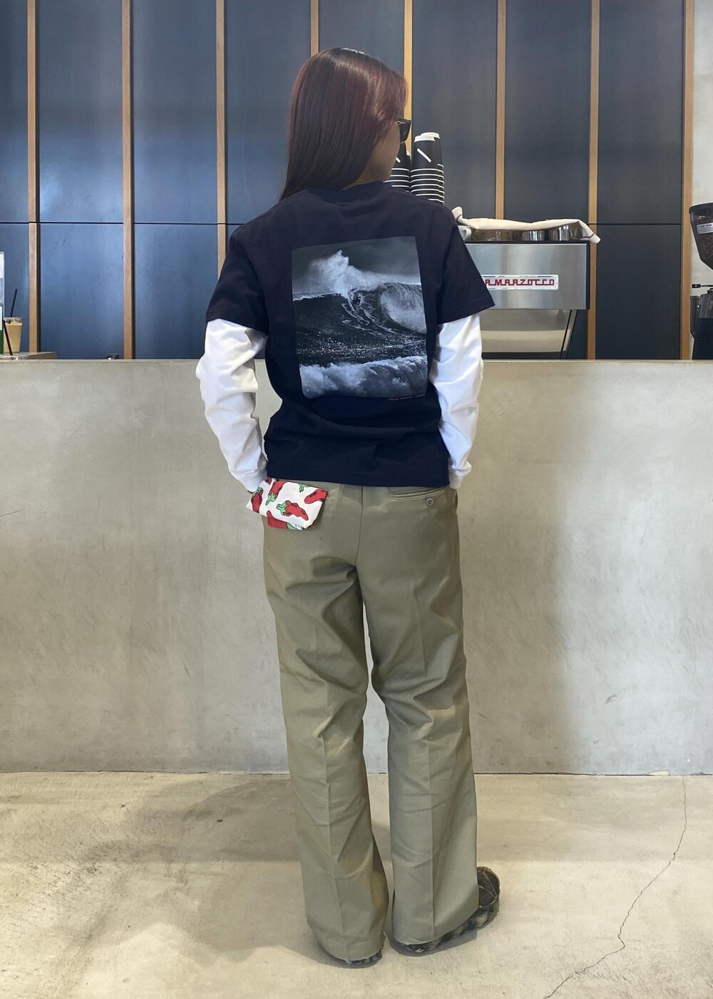 「OOTD、outfits、90s、surf style、海外ファッション、海外スタイル、dikcies、サーフ、ラフスタイル、初春コーデ、春コーデ、初夏コーデ、初秋コーデ、秋コーデ、運動会コーデ」｜「Saturdays NYCのTHE SURFERS JOURNAL × Saturdays Logo Ls Tee 2（Tシャツ/カットソー、ホワイト系）」を使った、yzkさん（レディース・163cm）の秋コーディネートの2枚目の写真