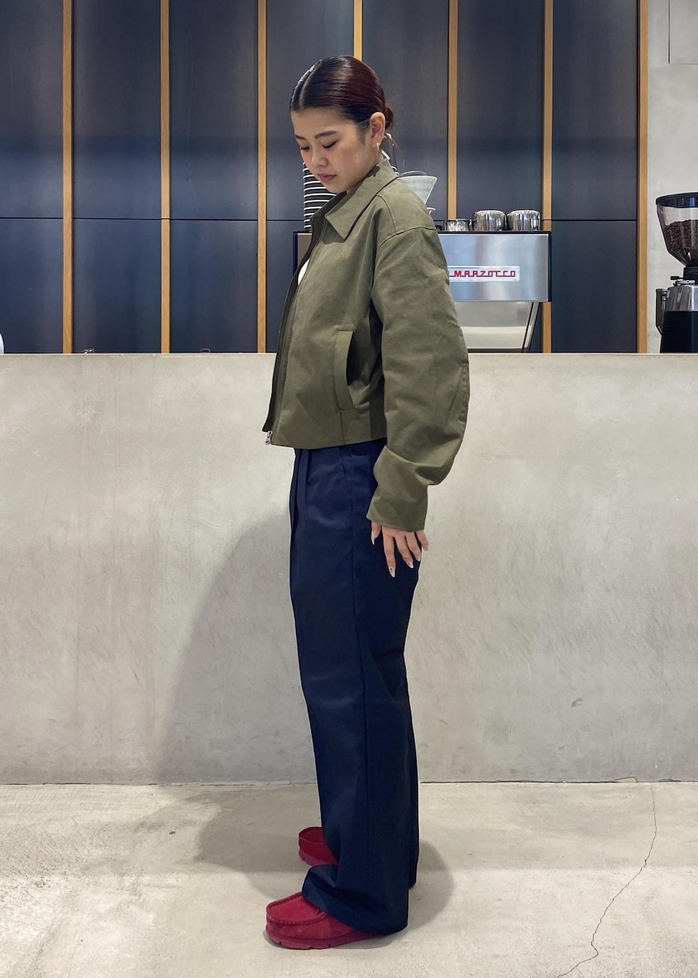 「outfits、ootd、海外ファッション、海外スタイル、ワラビー、NY、春コーデ、初夏コーデ、初秋コーデ、秋コーデ、授業参観日コーデ、運動会コーデ、デートコーデ、お出かけコーデ、旅行コーデ」｜「Saturdays NYCのERICA KNIT TANK（タンクトップ、ホワイト系）」を使った、yzkさん（レディース・163cm）の秋コーディネートの2枚目の写真