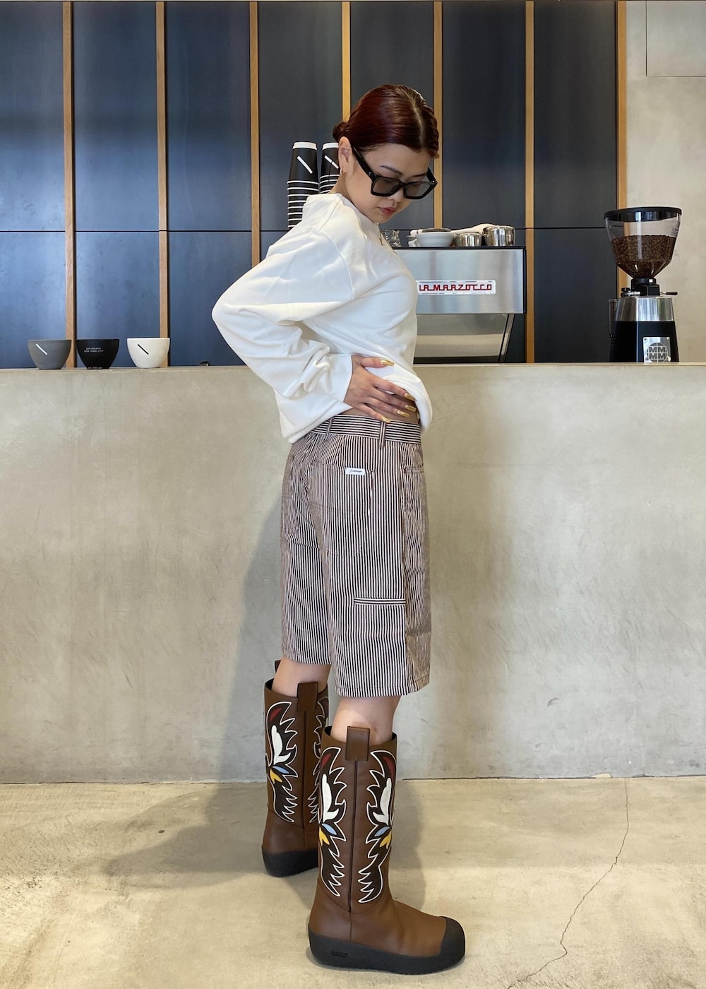 「outfits、brown、ウエスタンブーツ、レインブーツ、ロングブーツ、カウボーイ、ethnic、cowboy、ootd、春コーデ、初秋コーデ、秋コーデ、デートコーデ、お出かけコーデ、旅行コーデ」｜「Saturdays NYCのSTRIPED COTTON TWILL CARPENTER SHORT（その他パンツ、ブラウン系）」を使った、yzkさん（レディース・163cm）の夏コーディネートの3枚目の写真