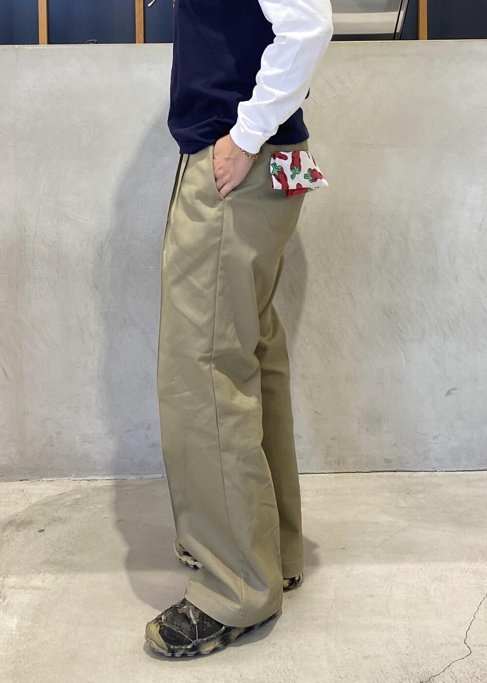 「OOTD、outfits、90s、surf style、海外ファッション、海外スタイル、dikcies、サーフ、ラフスタイル、初春コーデ、春コーデ、初夏コーデ、初秋コーデ、秋コーデ、運動会コーデ」｜「Saturdays NYCのTHE SURFERS JOURNAL × Saturdays Logo Ls Tee 2（Tシャツ/カットソー、ホワイト系）」を使った、yzkさん（レディース・163cm）の秋コーディネートの4枚目の写真