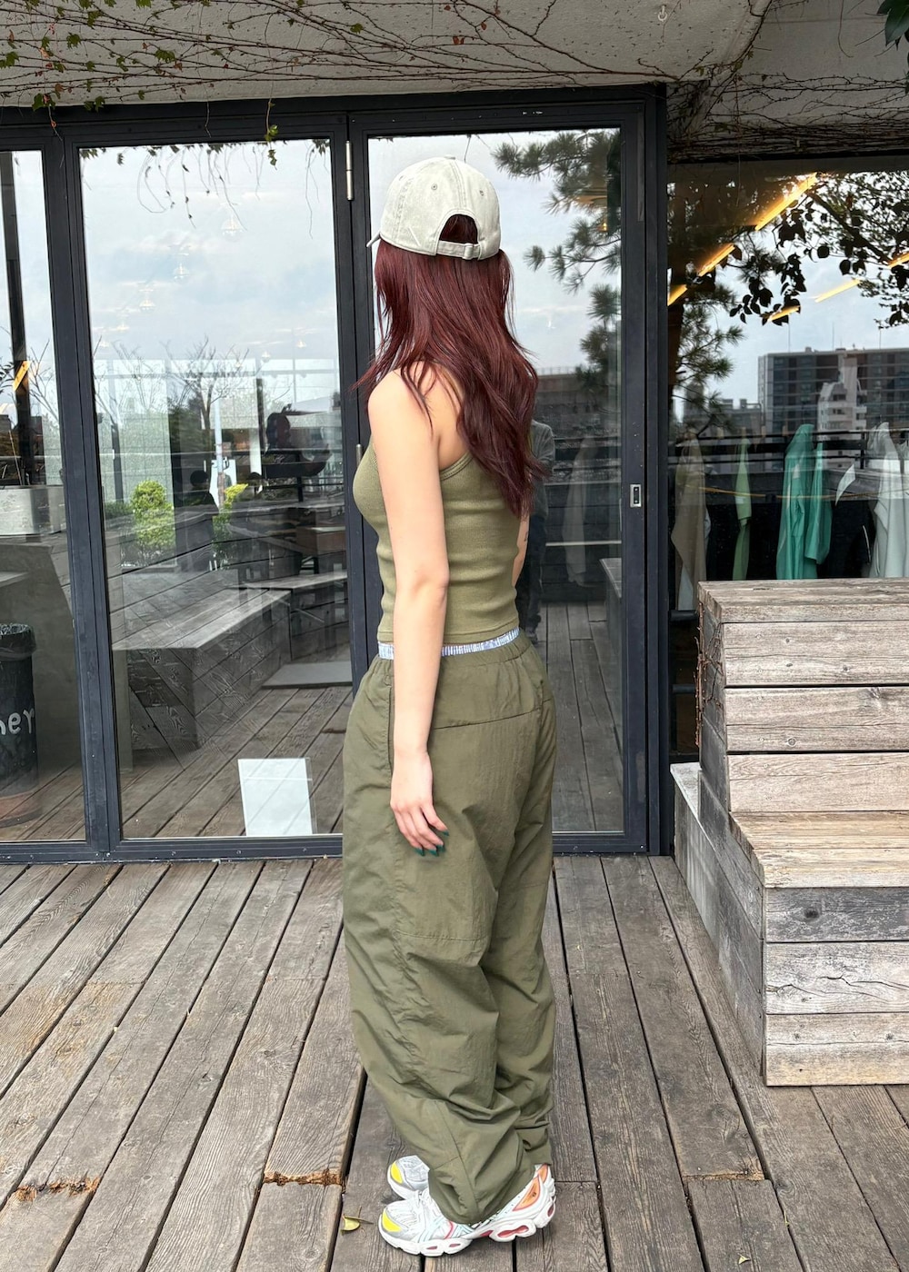 「outfits、ootd、夏コーデ、ナイロンパンツ、キャップコーデ、グリーン、asics、タンクトップ、運動会コーデ、旅行コーデ、アウトドアコーデ、フェスコーデ、ランニングコーデ、ジム・トレーニングコーデ、ヨガコーデ」｜「Saturdays NYCのErica Knit Tank（タンクトップ、グリーン系）」を使った、yzkさん（レディース・163cm）の春コーディネートの2枚目の写真
