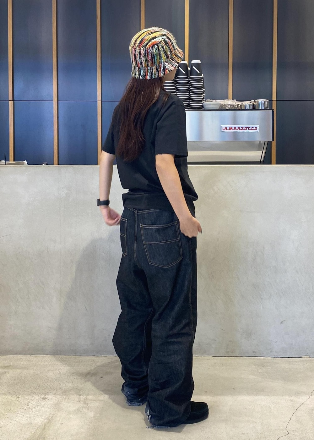 「outfits、ootd、90s、street、バケットハット、ブラックコーデ、ワンポイント、春コーデ、初夏コーデ、夏コーデ、初秋コーデ、デートコーデ、お出かけコーデ、フェスコーデ、ヴィンテージ」｜「Saturdays NYCのCrosby Standard SS Tee（Tシャツ/カットソー、ブラック系）」を使った、yzkさん（レディース・163cm）の秋コーディネートの2枚目の写真