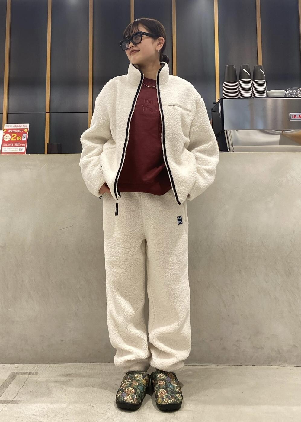 「白コーデ、モコモコ、ボア、セットアップ、メンズライク、Outfits、white、Saturdays NYC」｜「Saturdays NYCのBowery Miller Standard Crew（スウェット、ブラウン系）」を使った、yzkさん（レディース・163cm）の冬コーディネートの2枚目の写真