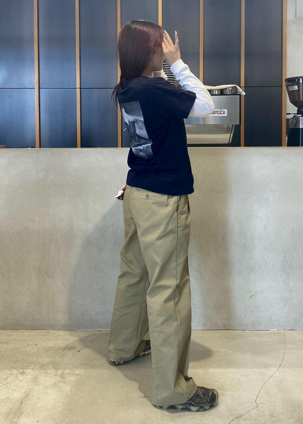 「OOTD、outfits、90s、surf style、海外ファッション、海外スタイル、dikcies、サーフ、ラフスタイル、初春コーデ、春コーデ、初夏コーデ、初秋コーデ、秋コーデ、運動会コーデ」｜「Saturdays NYCのTHE SURFERS JOURNAL × Saturdays Logo Ls Tee 2（Tシャツ/カットソー、ホワイト系）」を使った、yzkさん（レディース・163cm）の秋コーディネートの3枚目の写真