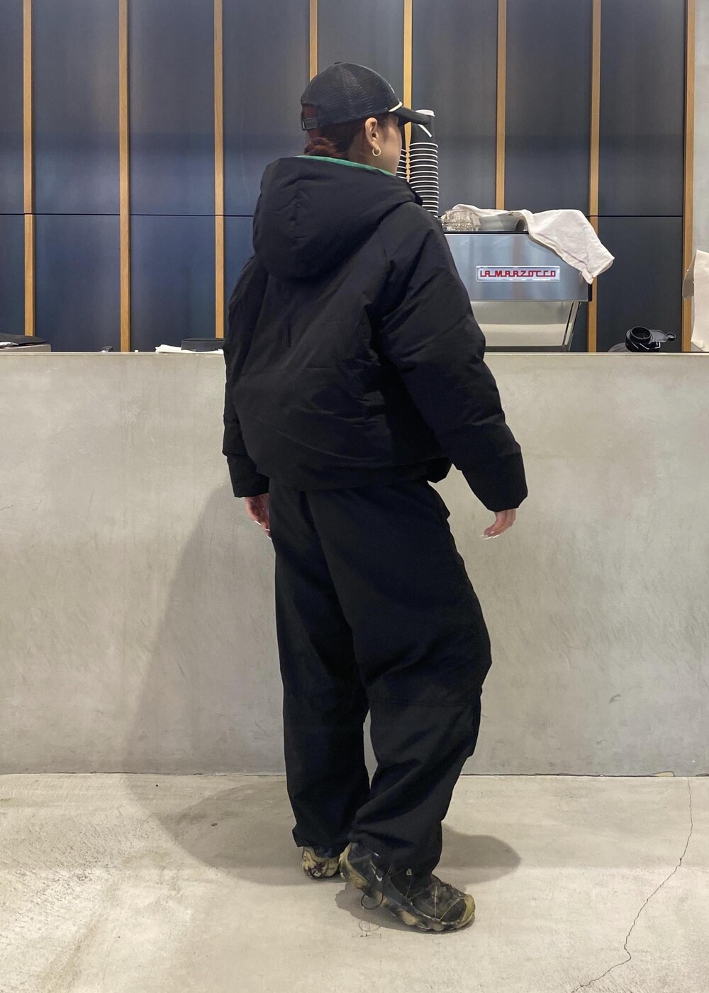 「ootd、outfits、black、黒コーデ、お正月、日の出、年越し、雪、冬コーデ、運動会コーデ、アウトドアコーデ、お正月・初詣コーデ、スポーツミックス、パンツスタイル、体型カバー」｜「Saturdays NYCのALLIED DOWN HOODED BLOUSON（ダウンジャケット/コート、ブラック系）」を使った、yzkさん（レディース・163cm）の秋コーディネートの2枚目の写真