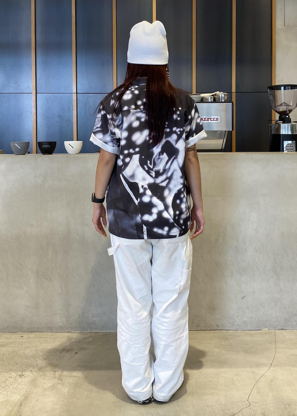 「outfits、street、monotone、初夏コーデ、夏コーデ、初秋コーデ、デートコーデ、お出かけコーデ、旅行コーデ、アウトドアコーデ、フェスコーデ、モード、ストリート、パンツスタイル、体型カバー」｜「Saturdays NYCのMorris Carpenter Pant（その他パンツ、ホワイト系）」を使った、yzkさん（レディース・163cm）の夏コーディネートの3枚目の写真