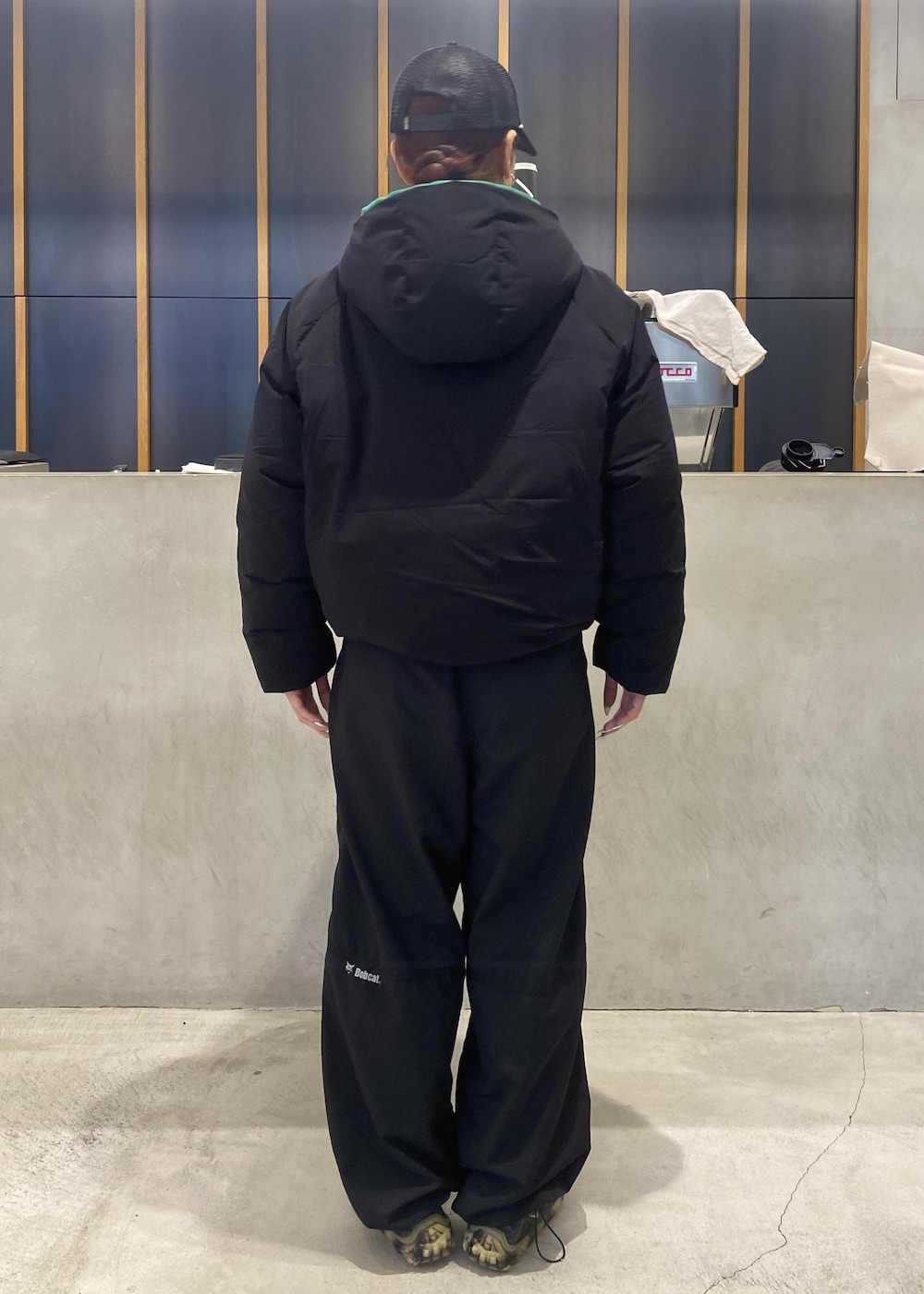 「ootd、outfits、black、黒コーデ、お正月、日の出、年越し、雪、冬コーデ、運動会コーデ、アウトドアコーデ、お正月・初詣コーデ、スポーツミックス、パンツスタイル、体型カバー」｜「Saturdays NYCのALLIED DOWN HOODED BLOUSON（ダウンジャケット/コート、ブラック系）」を使った、yzkさん（レディース・163cm）の秋コーディネートの3枚目の写真