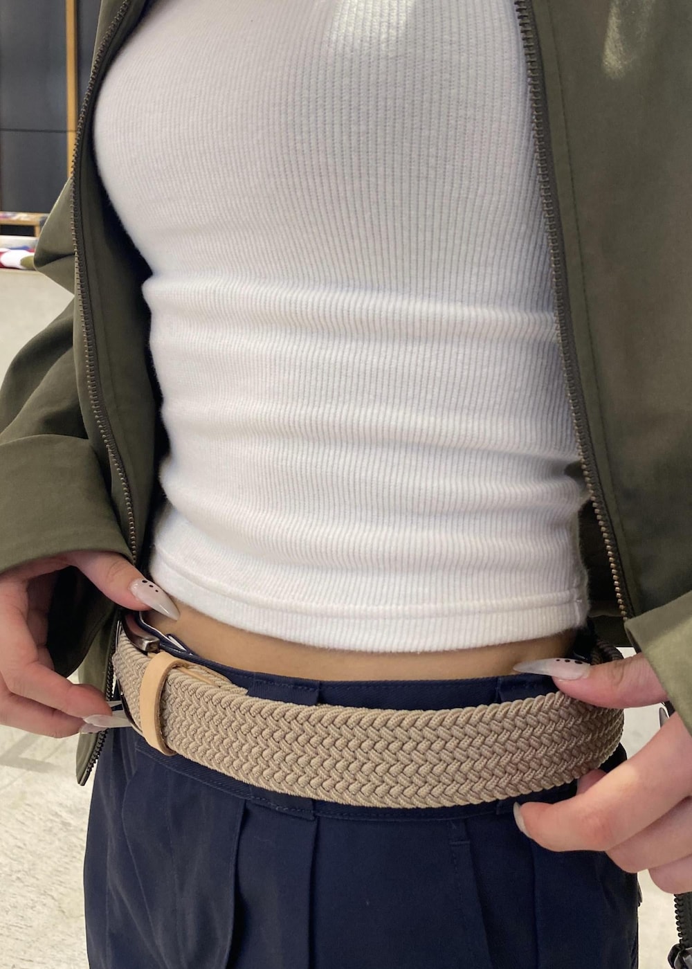 「outfits、ootd、海外ファッション、海外スタイル、ワラビー、NY、春コーデ、初夏コーデ、初秋コーデ、秋コーデ、授業参観日コーデ、運動会コーデ、デートコーデ、お出かけコーデ、旅行コーデ」｜「Saturdays NYCのERICA KNIT TANK（タンクトップ、ホワイト系）」を使った、yzkさん（レディース・163cm）の秋コーディネートの4枚目の写真