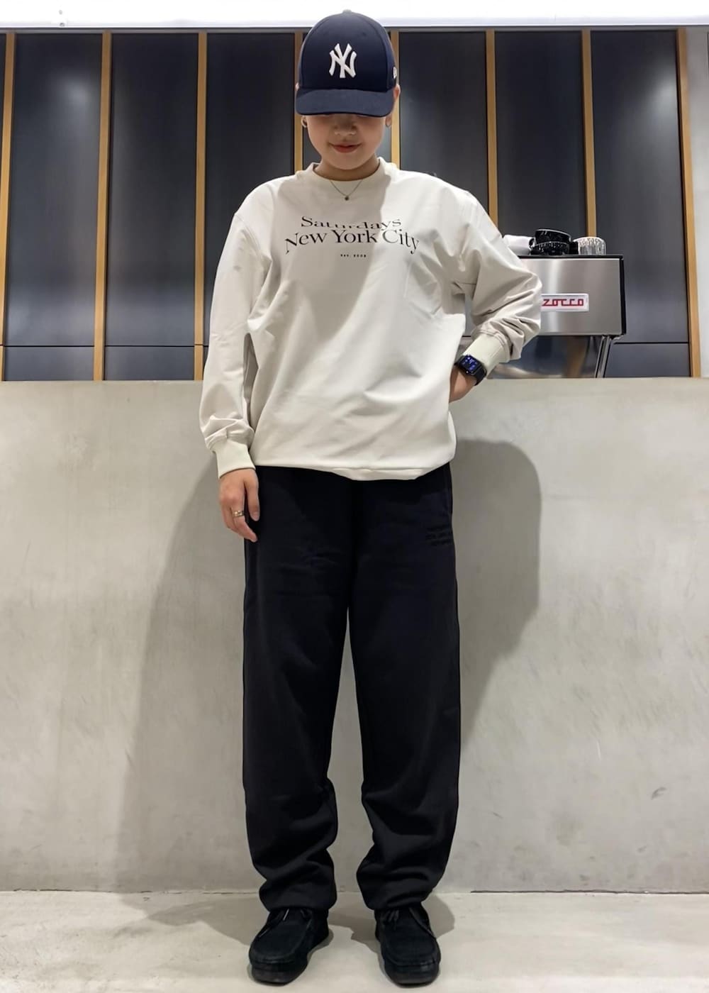 「スポーツミックス、ラフスタイル、スウェットパンツ、プルオーバー、ゴルフウェア、モノトーンコーデ、Saturdays NYC」｜「Saturdays NYCのAbrams International Sweatpant（スウェットパンツ、ブラック系）」を使った、yzkさん（レディース・163cm）の秋コーディネートの2枚目の写真