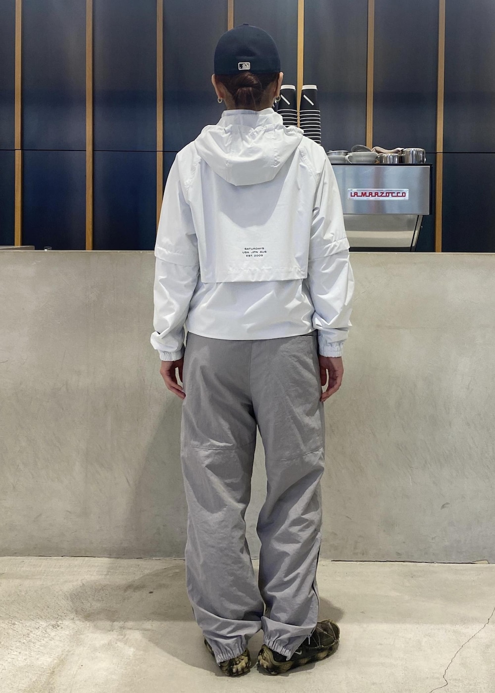 「outfits、ootd、nylon、newera、NIKE、cap、ナイロンパンツ、テック、スポーツ、機能性、春コーデ、秋コーデ、運動会コーデ、アウトドアコーデ、ランニングコーデ」｜「Saturdays NYCのTRAINING PANTS（その他パンツ、グレー系）」を使った、yzkさん（レディース・163cm）の秋コーディネートの2枚目の写真