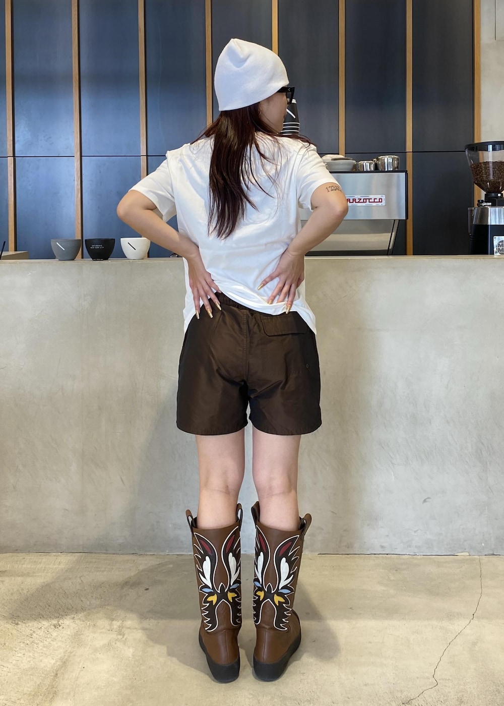 「初夏コーデ、夏コーデ、初秋コーデ、運動会コーデ、デートコーデ、お出かけコーデ、旅行コーデ、アウトドアコーデ、フェスコーデ、雨の日コーデ、スポーツミックス、ヴィンテージ、ストリート、大人カジュアル、パンツスタイル」｜「Saturdays NYCのTALLEY IRIDESCENT SWIMSHORT（その他パンツ、ブラウン系）」を使った、yzkさん（レディース・163cm）の夏コーディネートの2枚目の写真